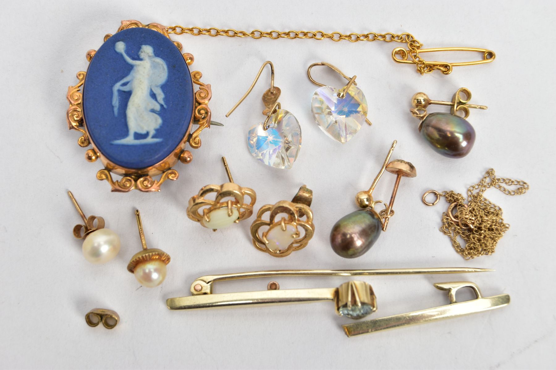 A BAG OF ASSORTED YELLOW AND WHITE METAL JEWELLERY, to include an AF white metal bar brooch (split