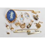 A BAG OF ASSORTED YELLOW AND WHITE METAL JEWELLERY, to include an AF white metal bar brooch (split