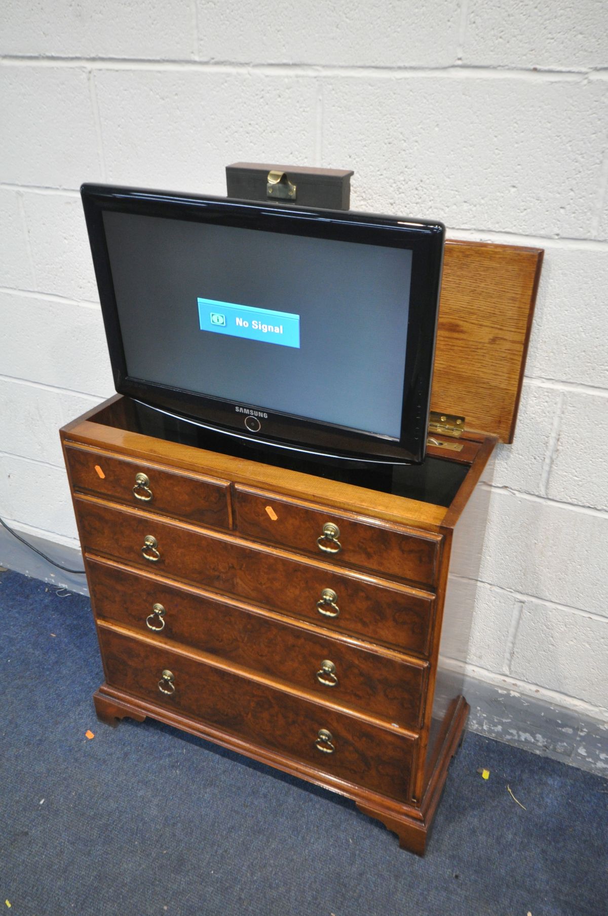 A REPRODUCTION WALNUT TV CABINET, a rise and fall tv bracket, fitted with a Samsung LE23R87BD 23inch - Bild 2 aus 3