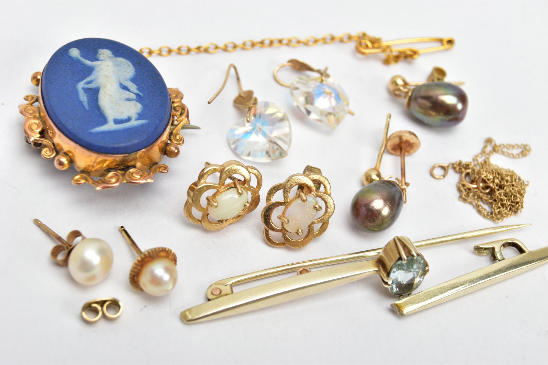 A BAG OF ASSORTED YELLOW AND WHITE METAL JEWELLERY, to include an AF white metal bar brooch (split - Image 3 of 3