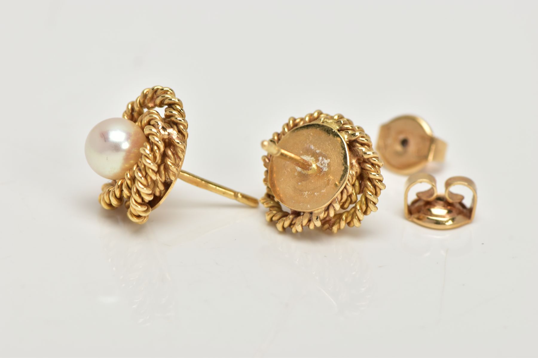 A PAIR OF YELLOW METAL CULTURED PEARL EARRINGS, each set with a single cream pearl with a pink - Image 3 of 3