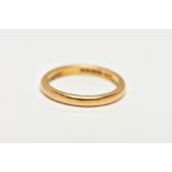 A 22CT GOLD BAND RING, a yellow gold D shaped band ring, approximate width 2.5mm, hallmarked 22ct