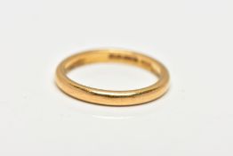 A 22CT GOLD BAND RING, a yellow gold D shaped band ring, approximate width 2.5mm, hallmarked 22ct