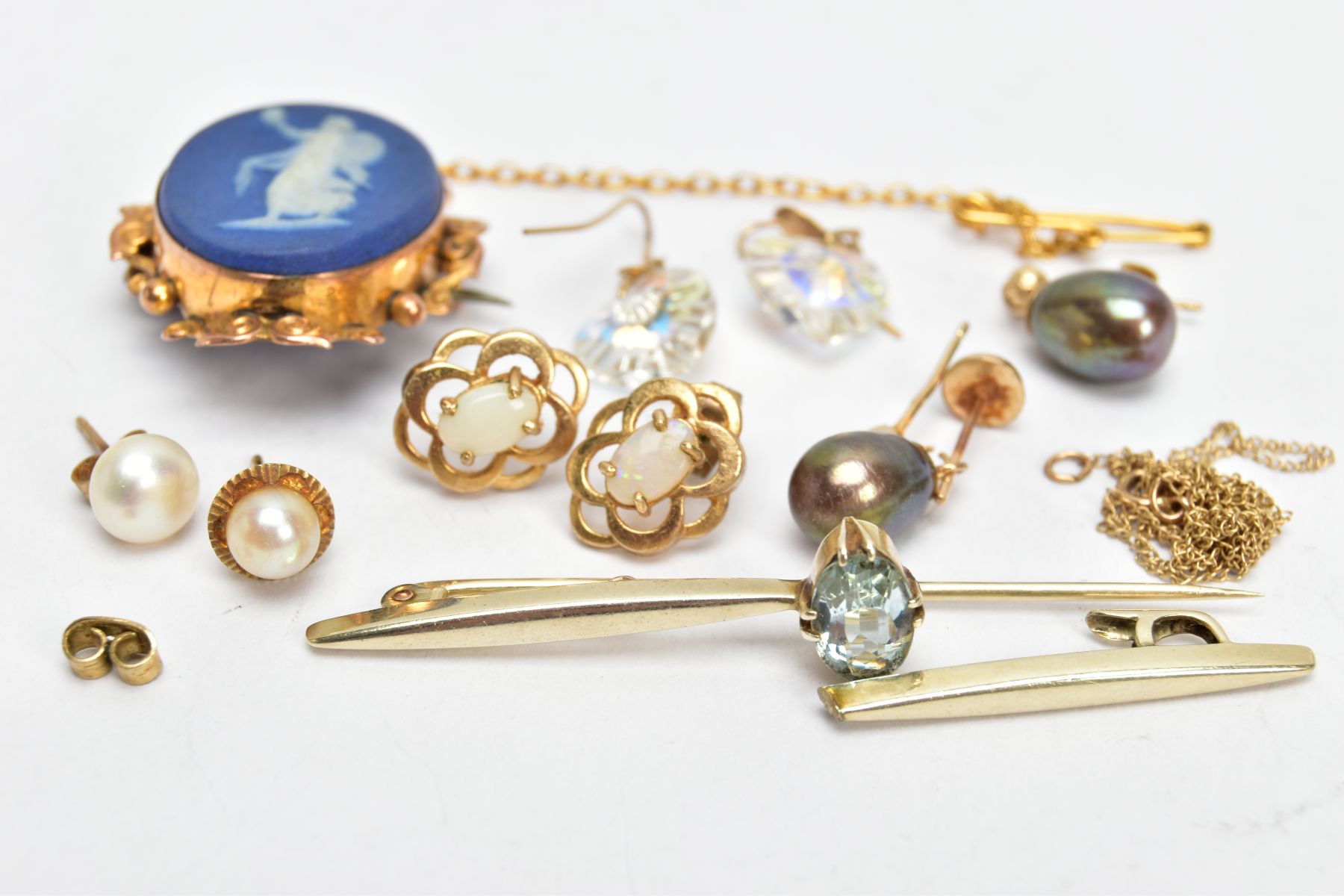 A BAG OF ASSORTED YELLOW AND WHITE METAL JEWELLERY, to include an AF white metal bar brooch (split - Image 2 of 3