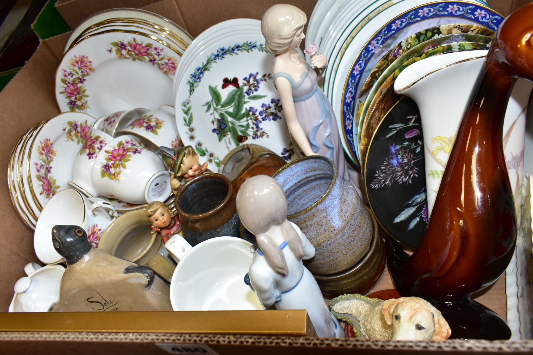 TWO BOXES CONTAINING MIXED CERAMICS AND GLASSWARE, including a floral Colclough tea set of six cups, - Bild 2 aus 4