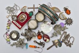 A SELECTION OF SILVER AND WHITE METAL JEWELLERY, to include a silver Celtic brooch set with a