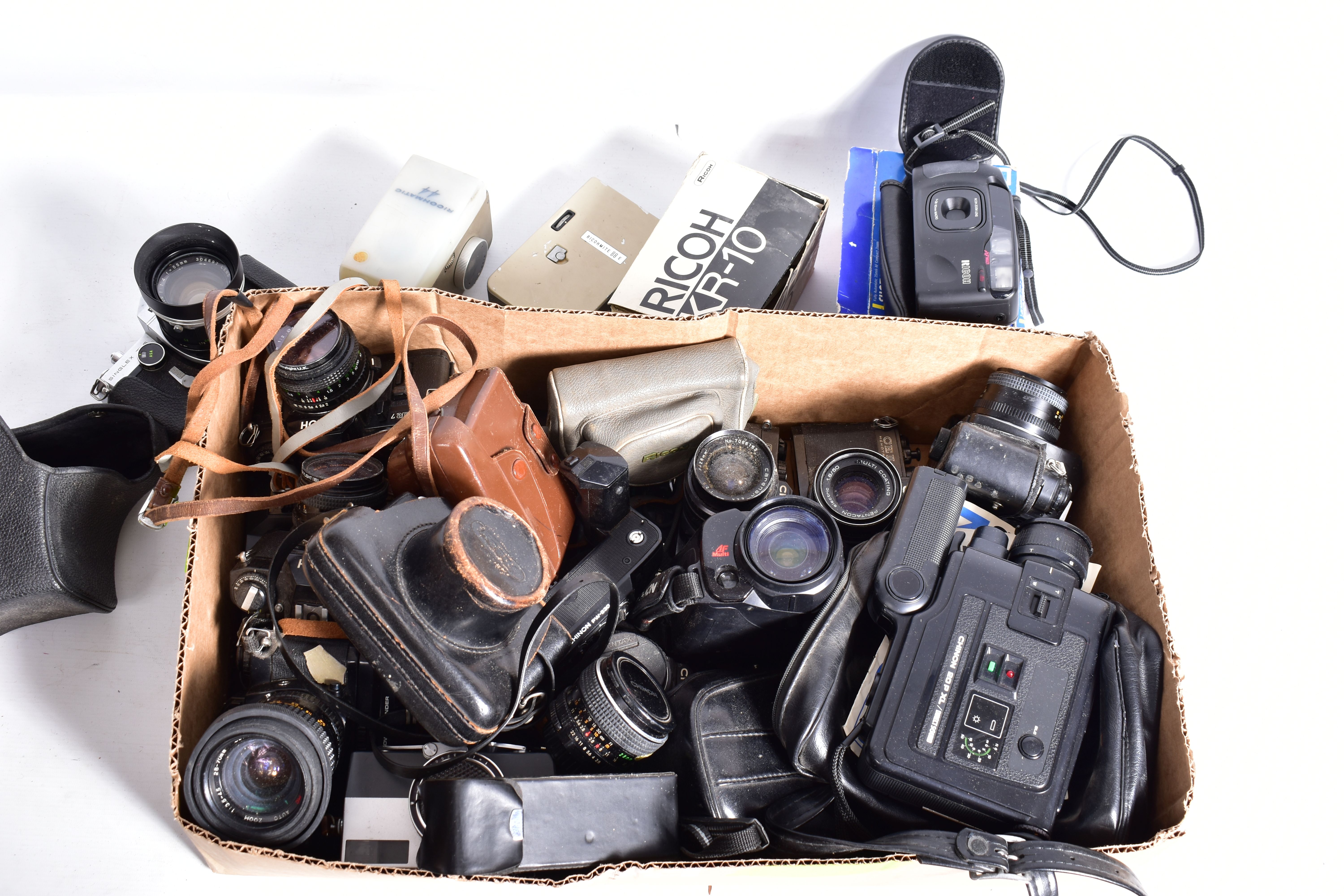 A TRAY CONTAINING TWENTY FOUR CAMERAS BY CHINON AND RICOH including a Genesis 3, a CA4, a CP5, a