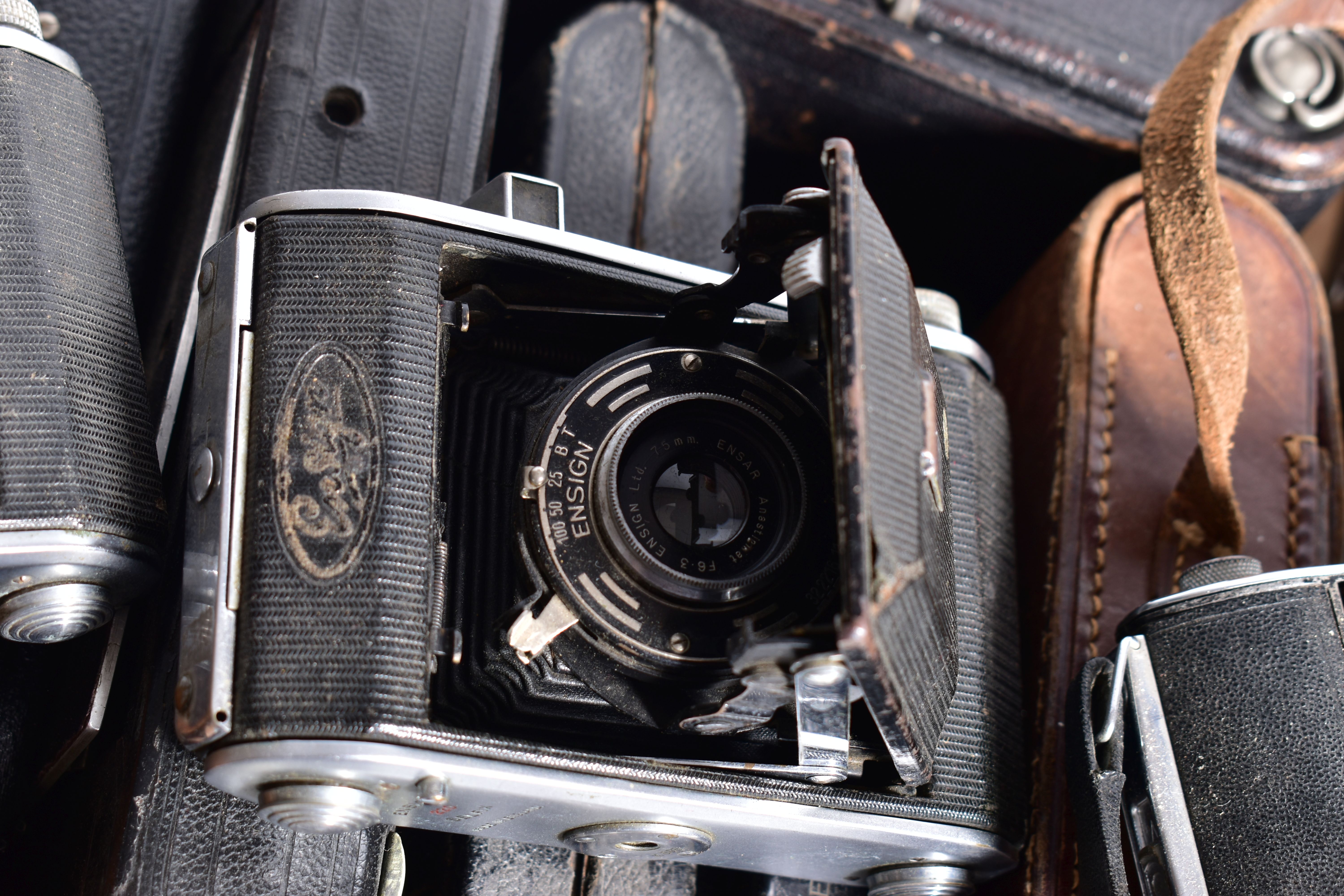 A TRAY CONTAINING ROSS ENSIGN FOLDING CAMERAS including three Carbines, nine Selfix of various - Bild 4 aus 9