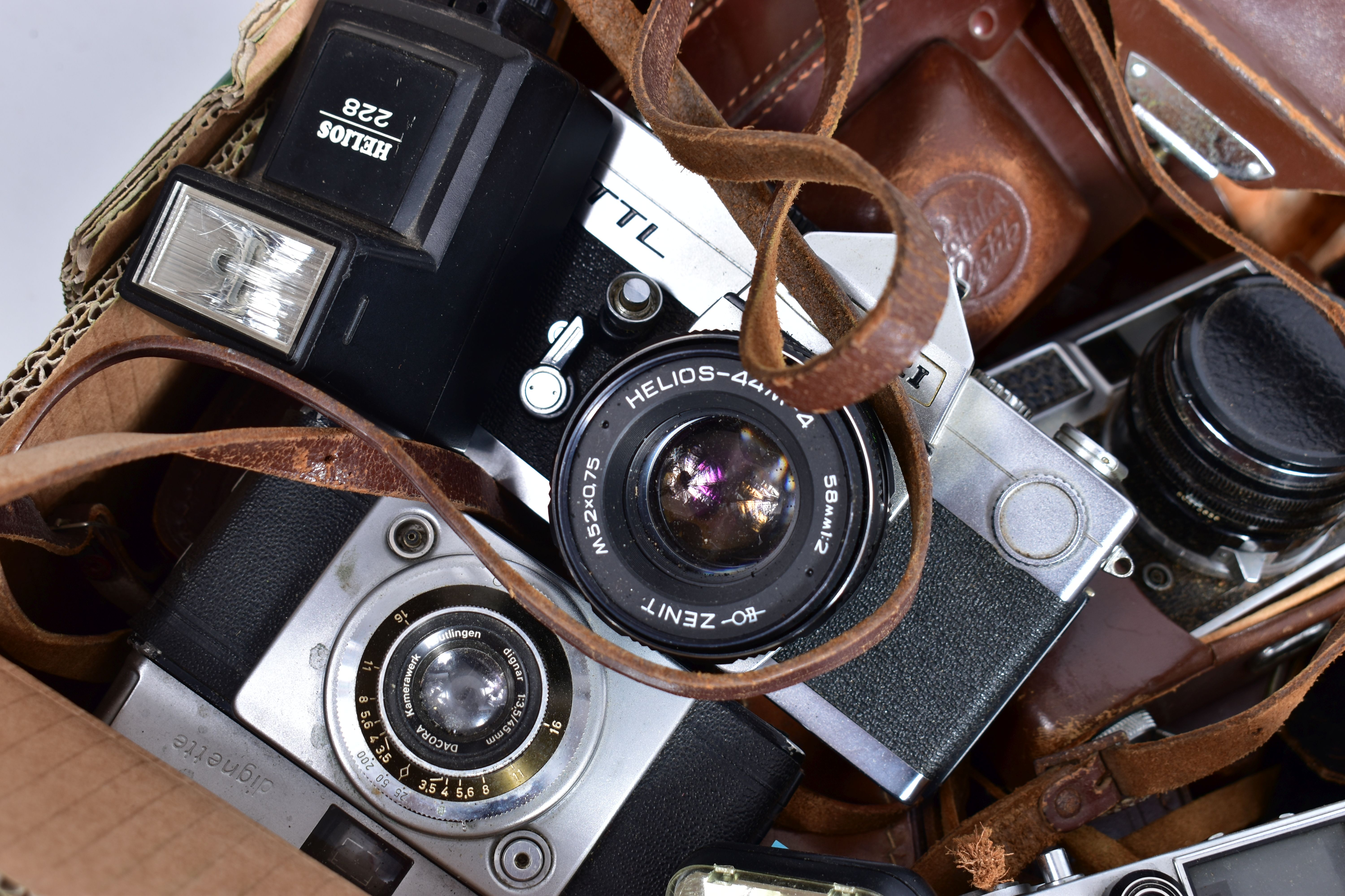 TWO TRAYS CONTAINING THIRTY SIX CAMERAS by makers such as Zeiss Ikon, Dacona, Walz, King, Wirgin, - Image 4 of 7