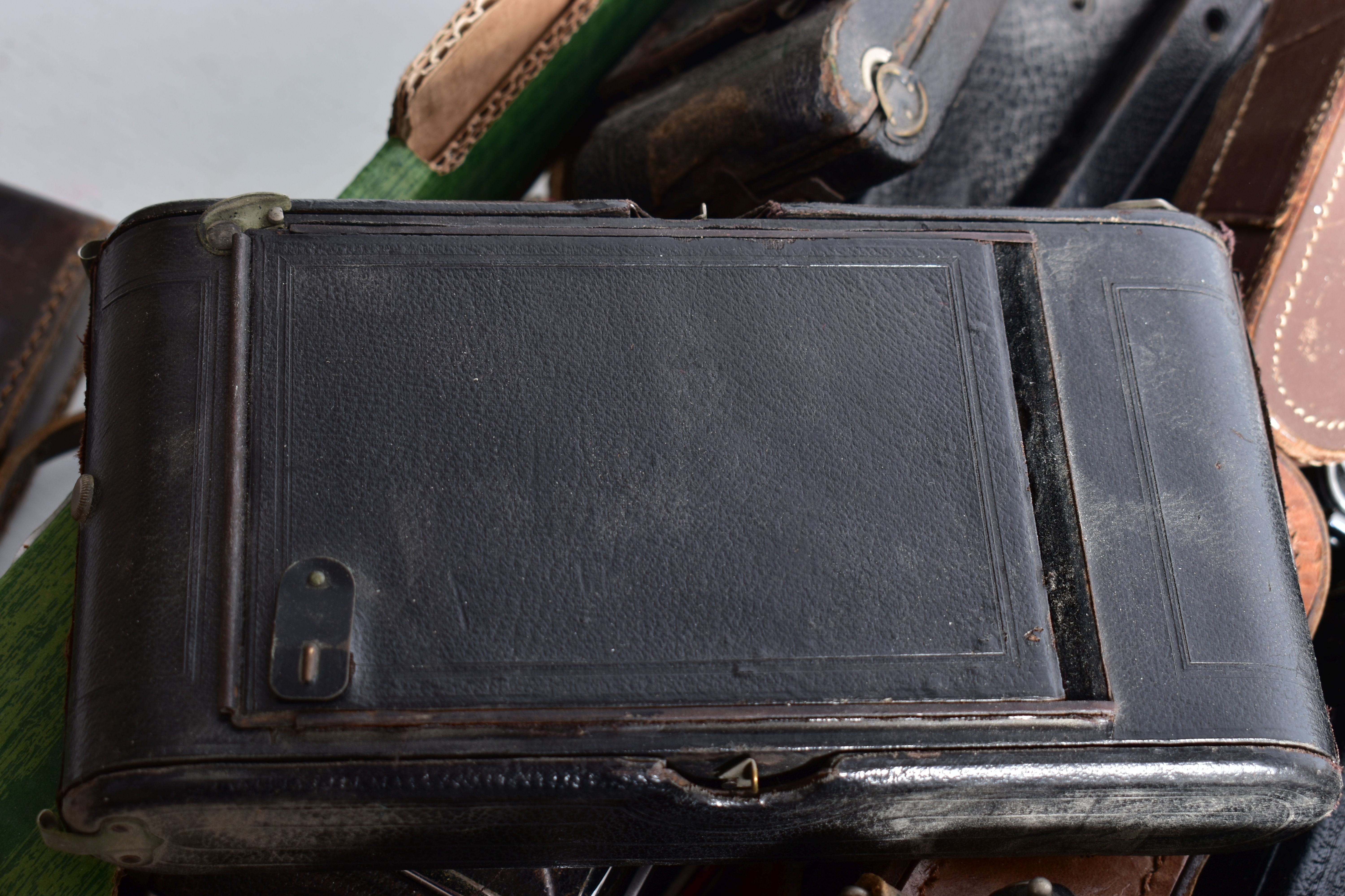 A TRAY CONTAINING ROSS ENSIGN FOLDING CAMERAS including three Carbines, nine Selfix of various - Bild 7 aus 9