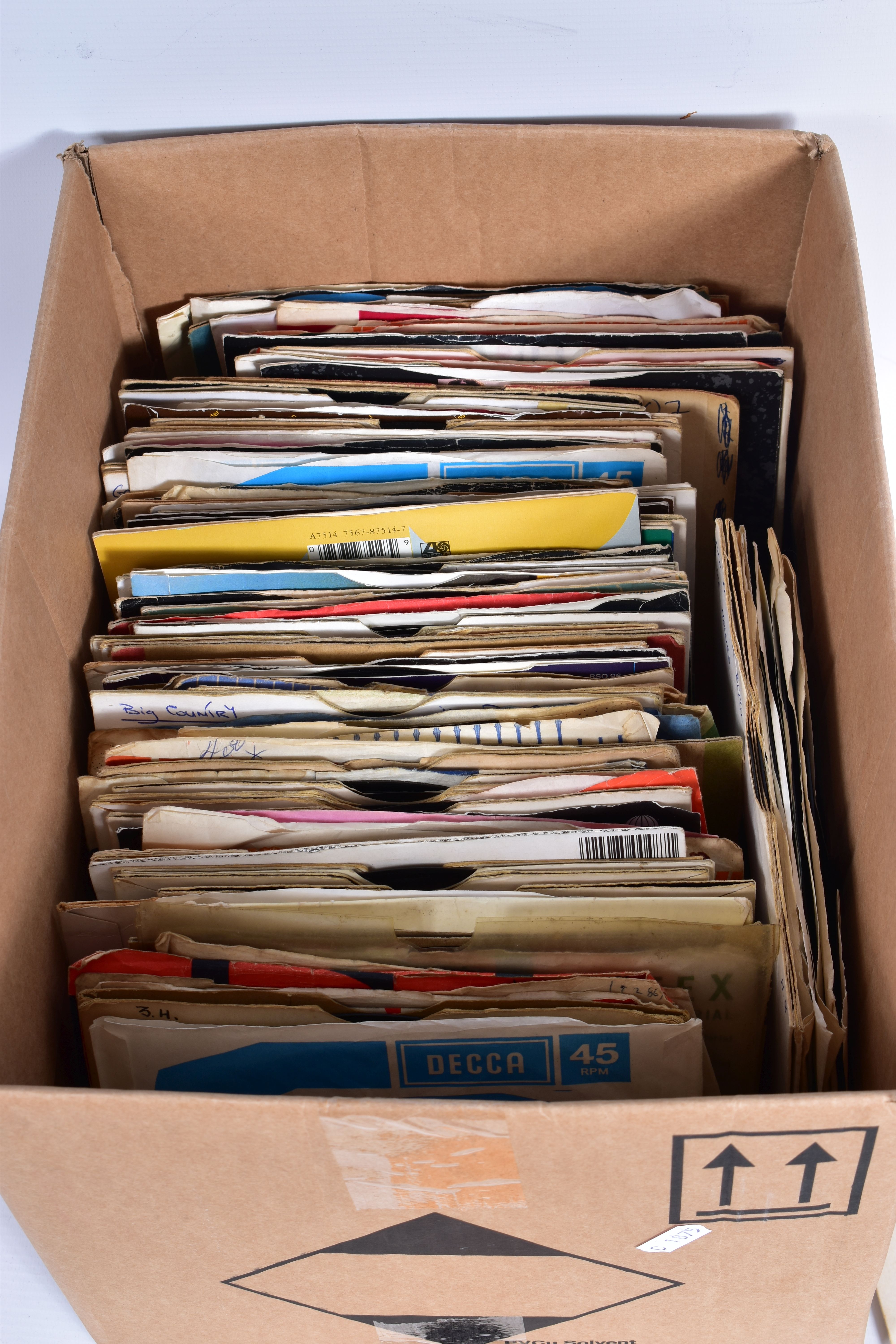 A TRAY CONTAINING APPROX ONE HUNDRED AND THIRTY SINGLES by artists such as Queen, The Hollies, The - Image 5 of 5