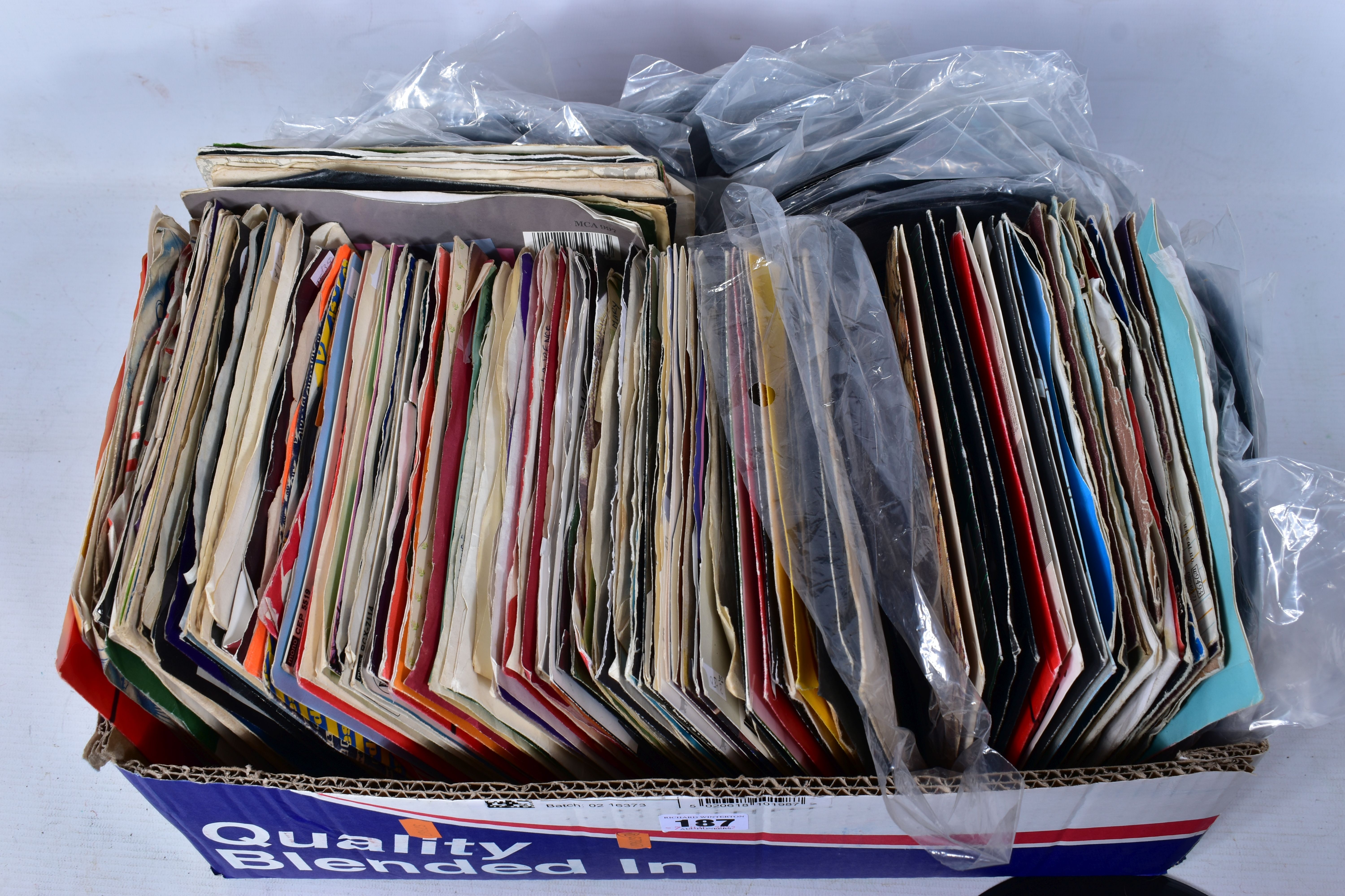 A TRAY CONTAINING APPROX TWO HUNDRED SINGLES mostly from 1980s including Duran Duran, Elvis - Image 4 of 4