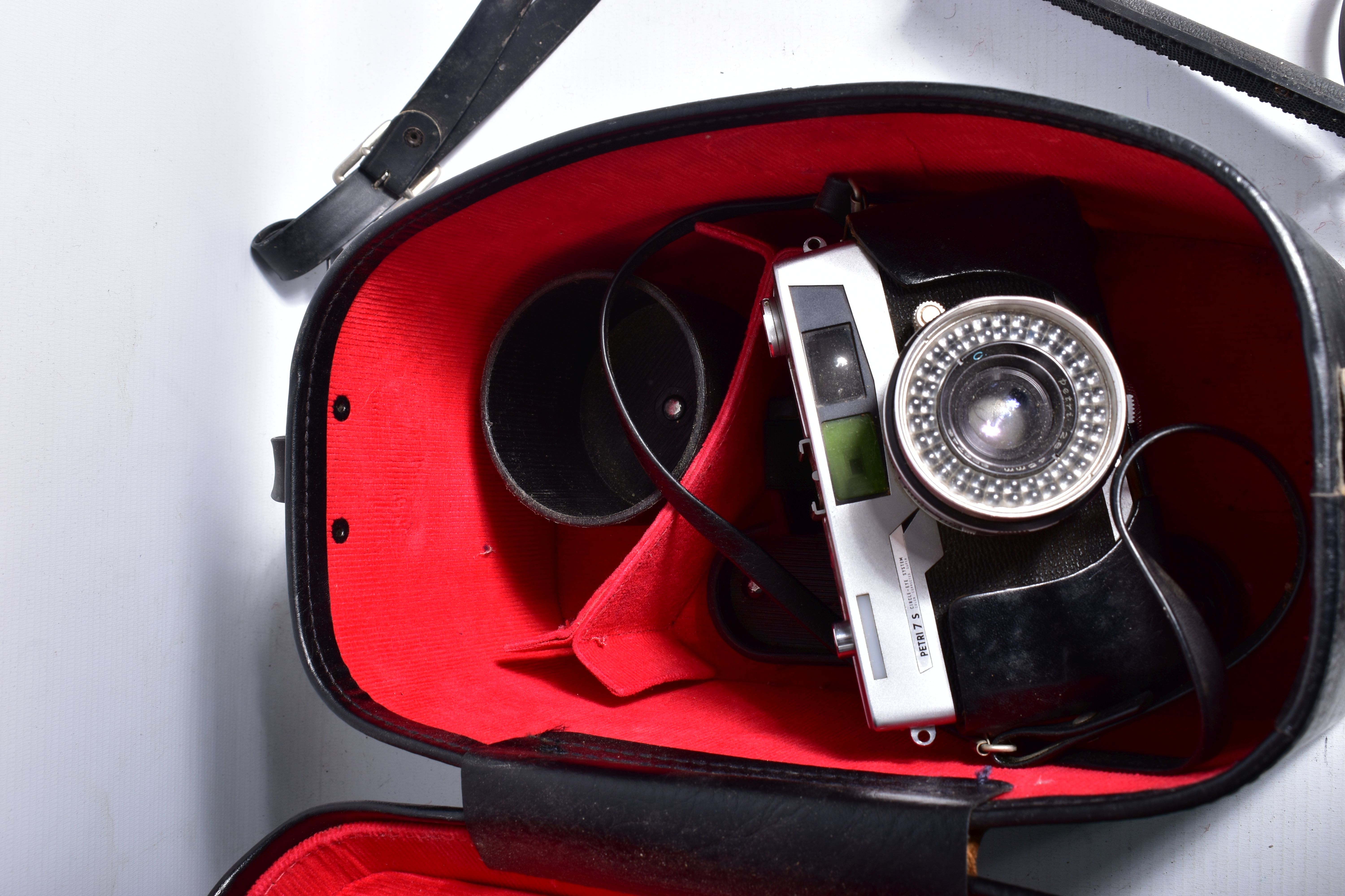 A TRAY CONTAINING TWELVE FOLDING CAMERAS including two Carbines, four with Deckel Shutter release, - Image 4 of 6