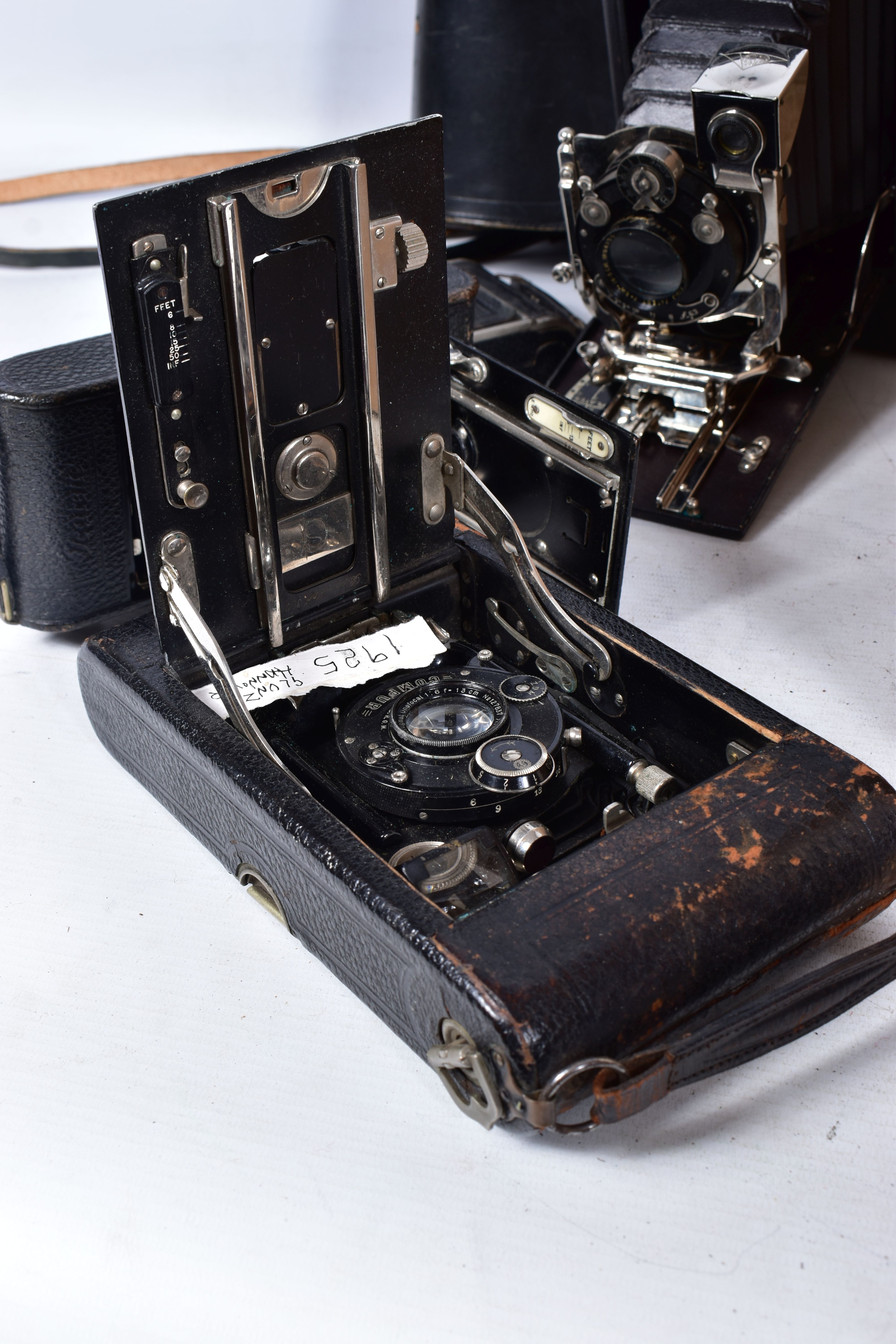 A TRAY CONTAINING TWENTY BOX AND FOLDING CAMERAS by makers such as Glunz, Ansco, Carbine, Mayfair, - Bild 3 aus 7