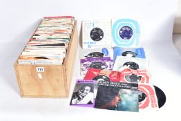 A TRAY CONTAINING OVER ONE HUNDRED AND NINETY SINGLES betwwen 1950s and 70s artists including Del