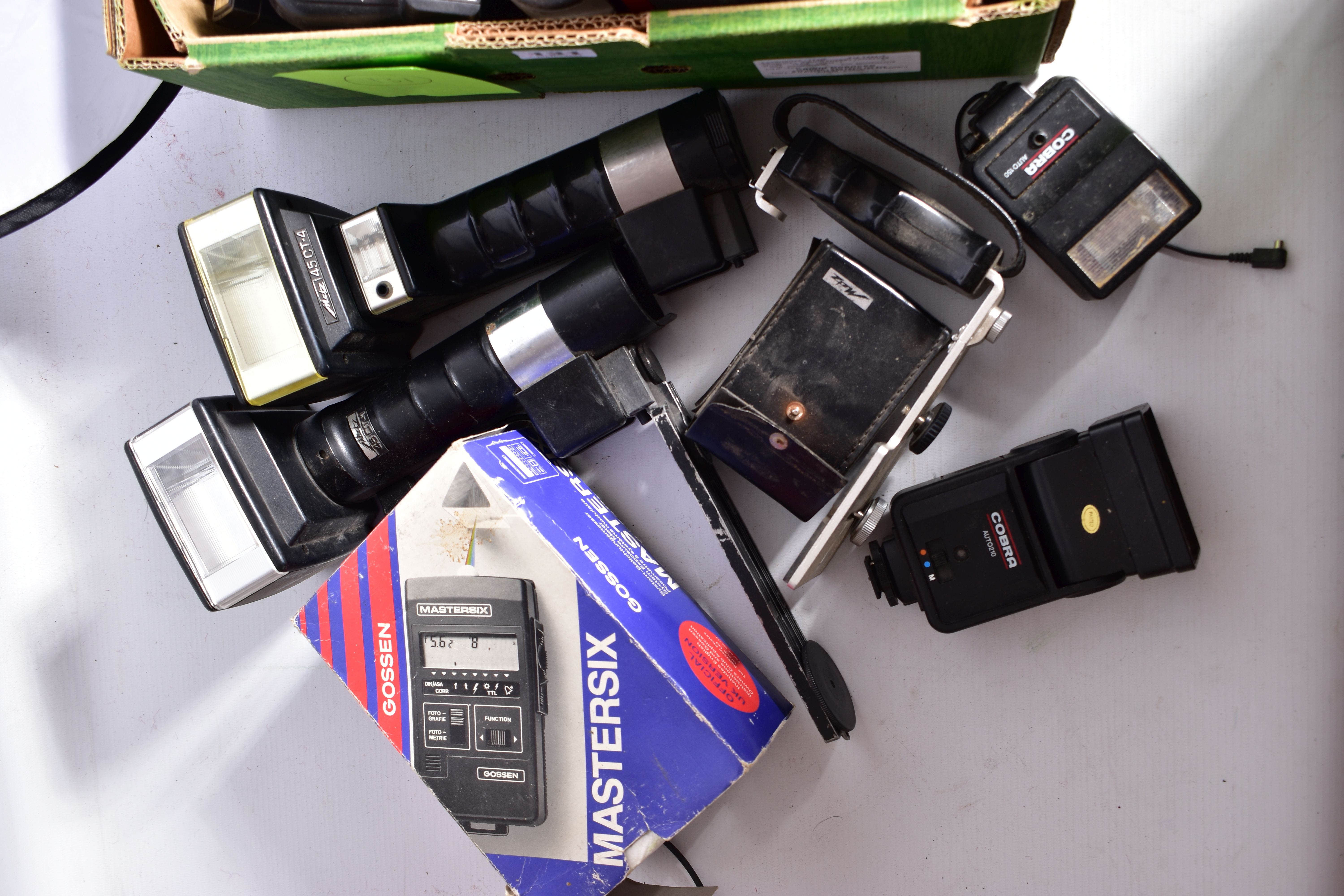 A TRAY CONTAINING A QUANTITY OF FLASHES including Cobra, Nissin, Phota, Starblitz,etc and two Metz - Image 2 of 6