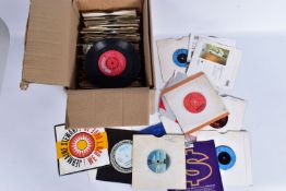 A TRAY CONTAINING APPROX ONE HUNDRED AND TWENTY SINGLES artist include Mungo Jerry, Otis Redding,
