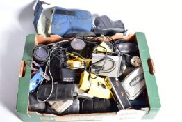 A TRAY CONTAINING TWENTY THREE MINOLTA SLR AND INSTANT CAMERAS including a 7000AF, a Dynax 7000i,