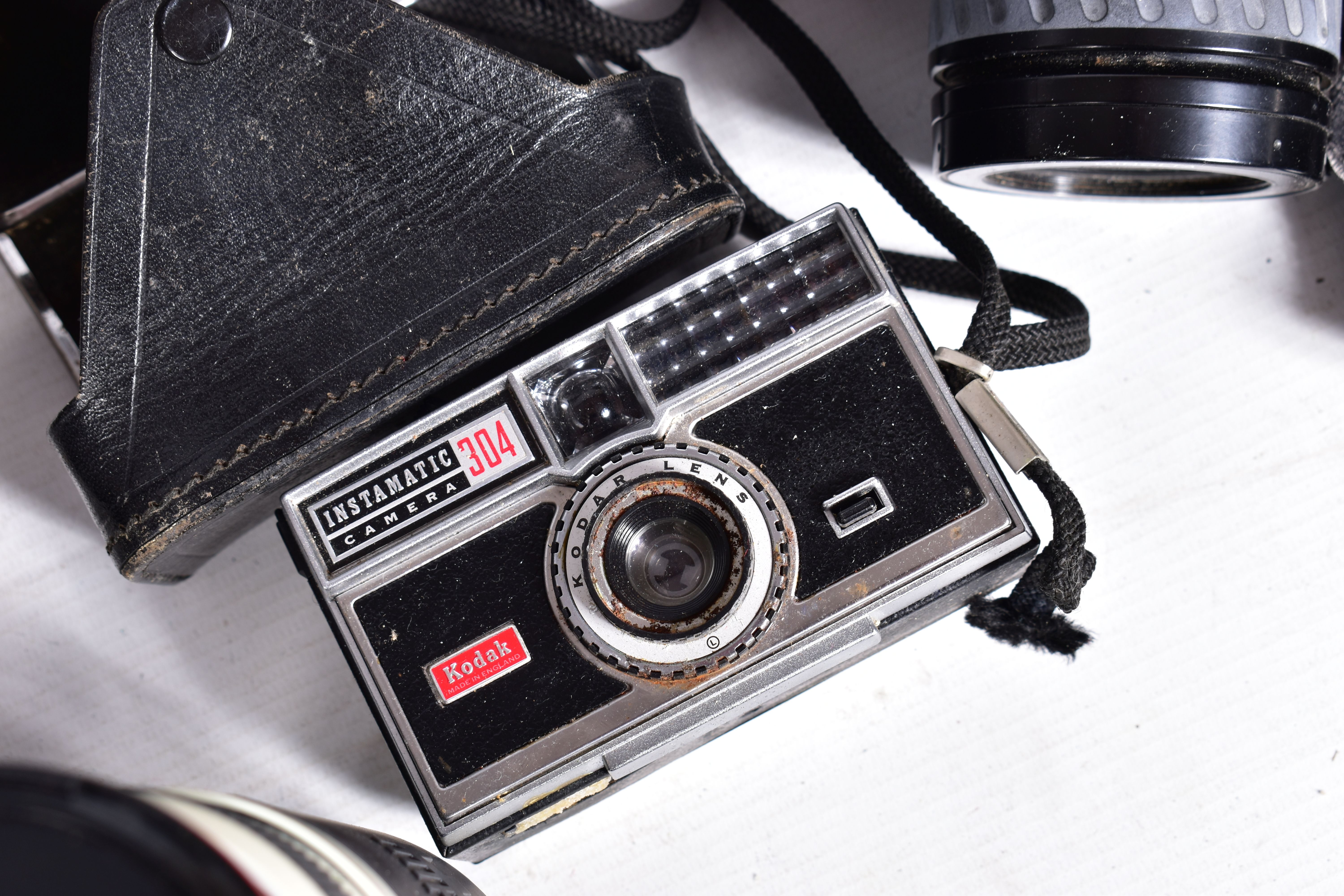 A TRAY CONTAINING FILM AND DIGITAL CAMERAS AND LENSES including a Minolta Dynax 7000i fitted with - Image 9 of 9