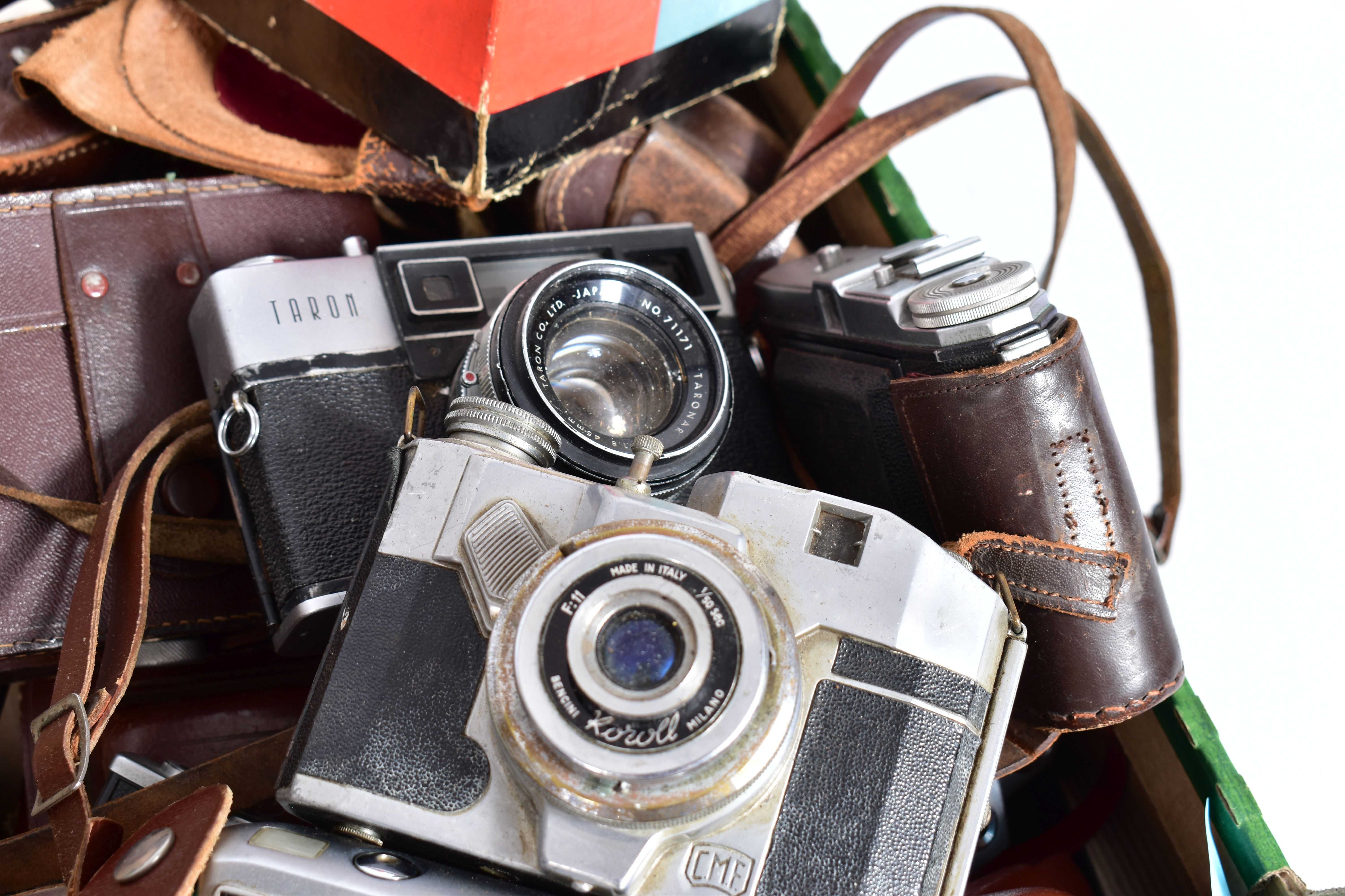 TWO TRAYS CONTAINING THIRTY SIX CAMERAS by makers such as Zeiss Ikon, Dacona, Walz, King, Wirgin, - Image 7 of 7