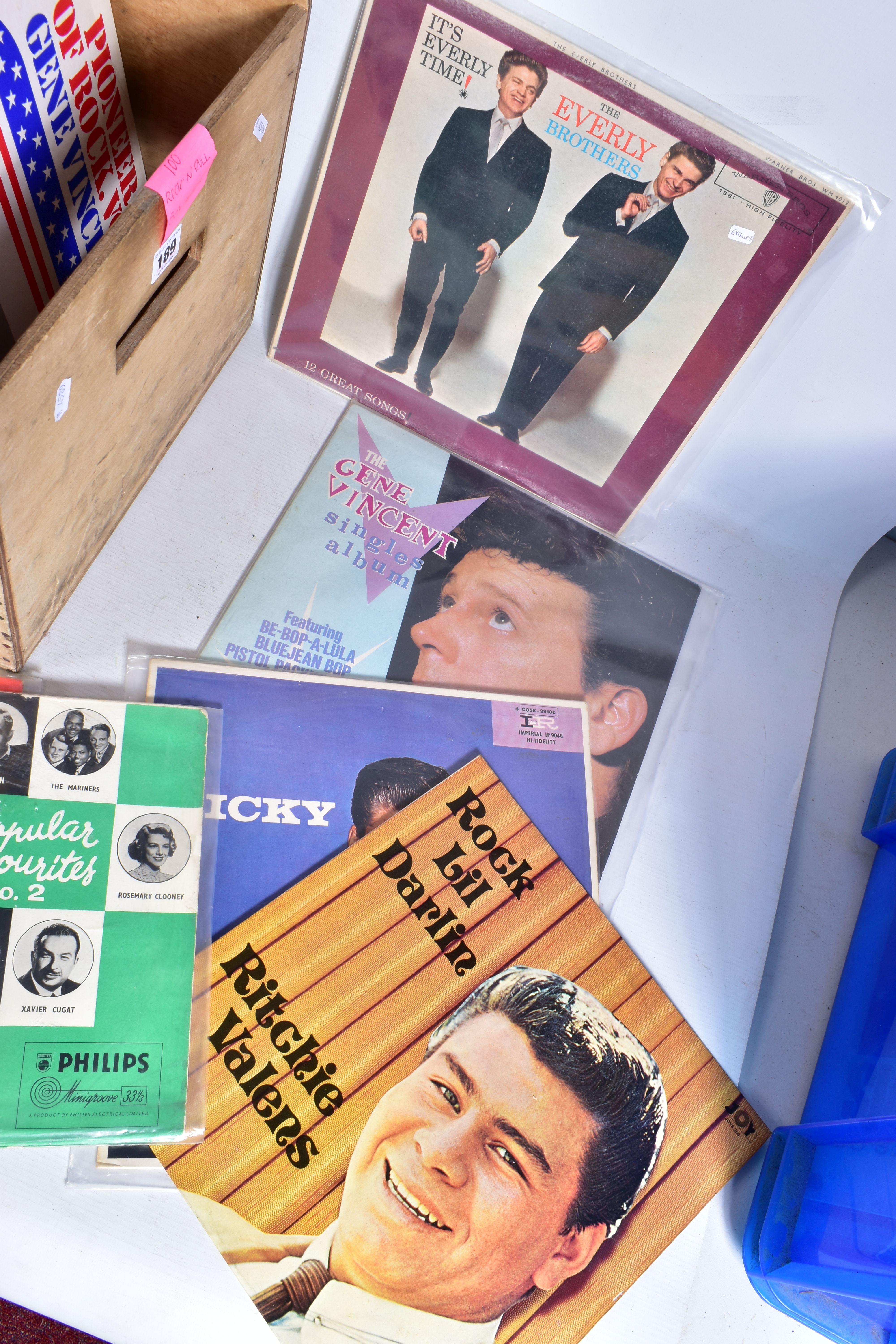 A WOODEN LP BOX CONTAINING APPROX NINETY LPs AND 78s from the 1950s and 60s including Bob Dylan , - Image 3 of 4