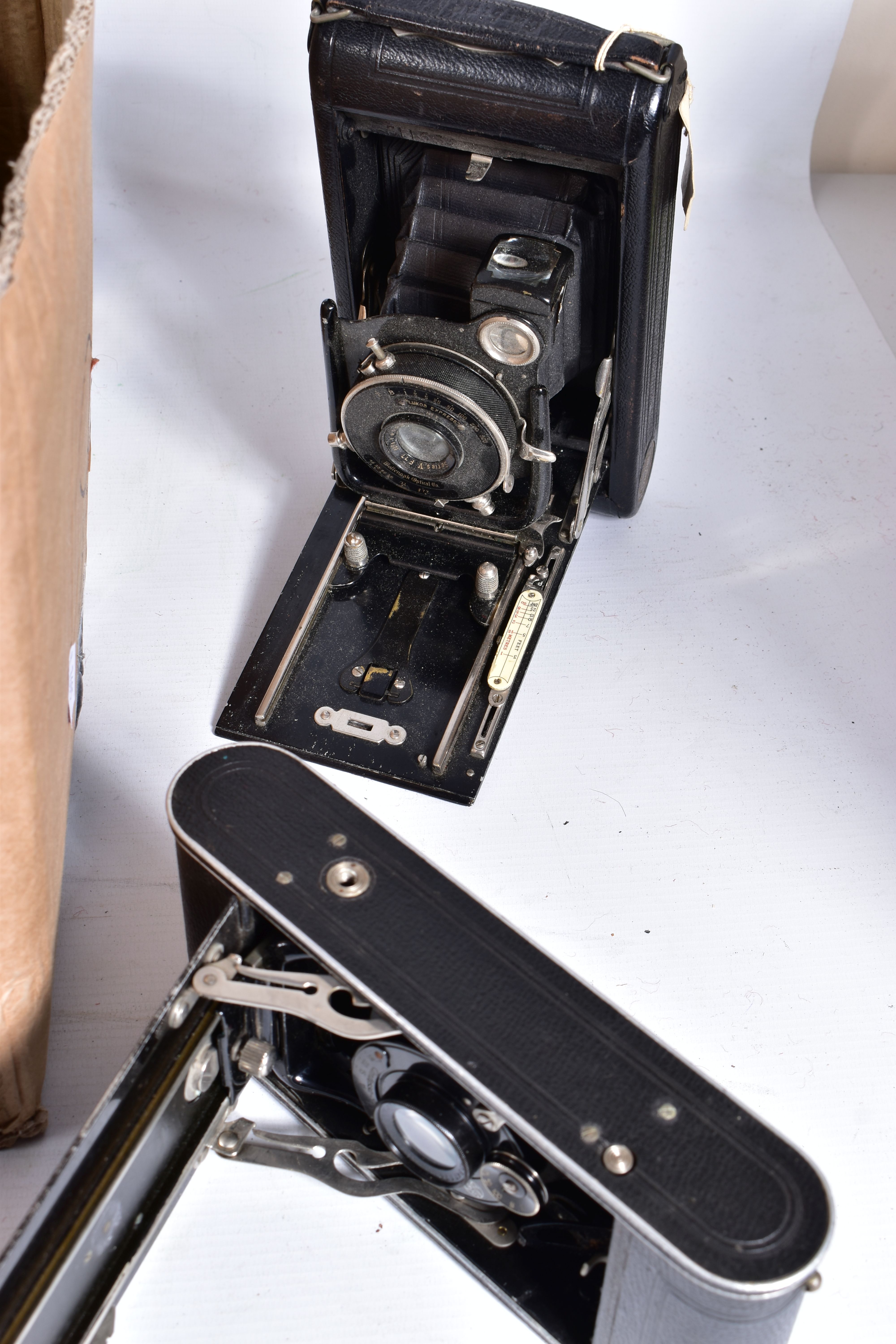 A TRAY CONTAINING TWENTY BOX AND FOLDING CAMERAS by makers such as Glunz, Ansco, Carbine, Mayfair, - Bild 7 aus 7