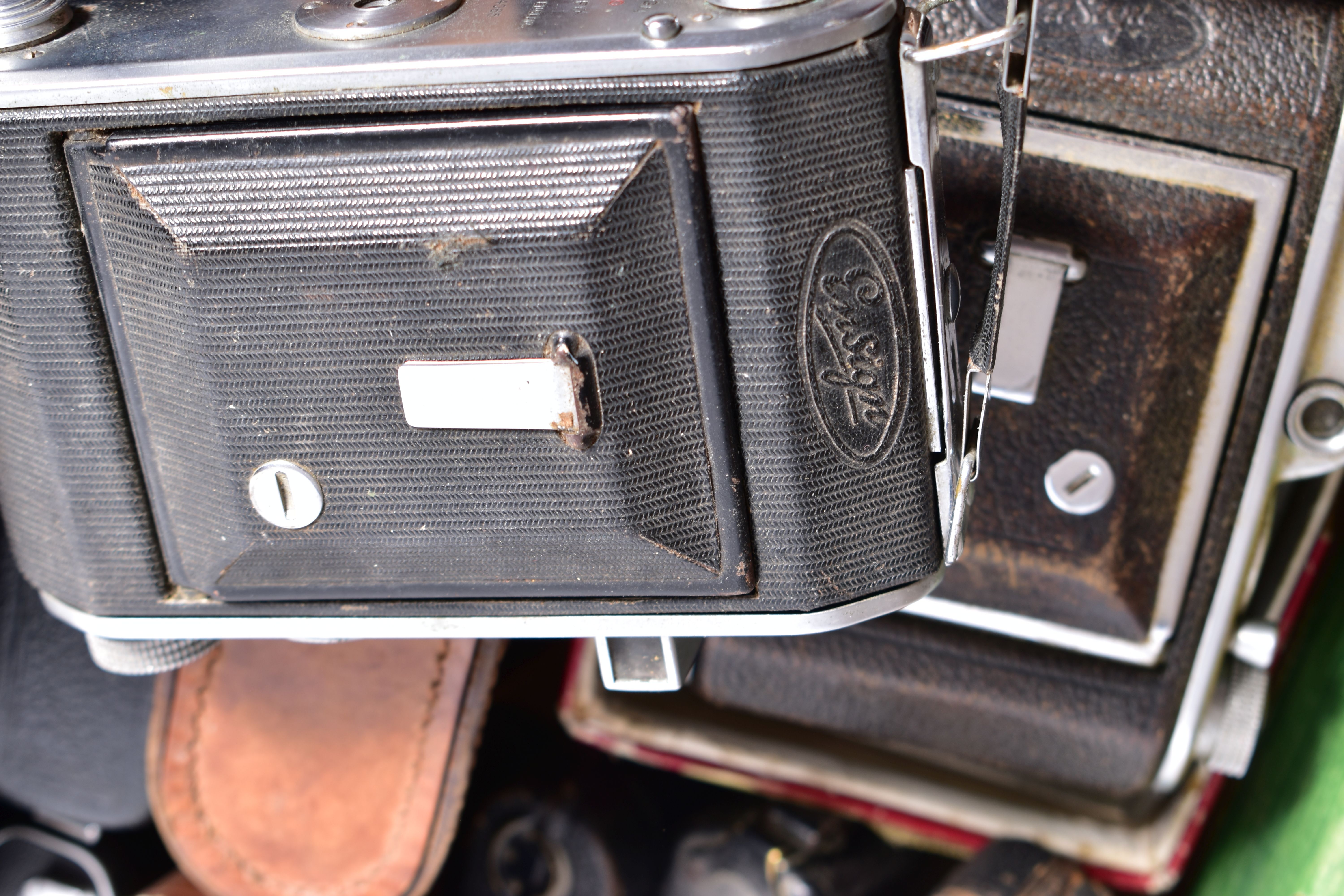 A TRAY CONTAINING ROSS ENSIGN FOLDING CAMERAS including three Carbines, nine Selfix of various - Bild 5 aus 9