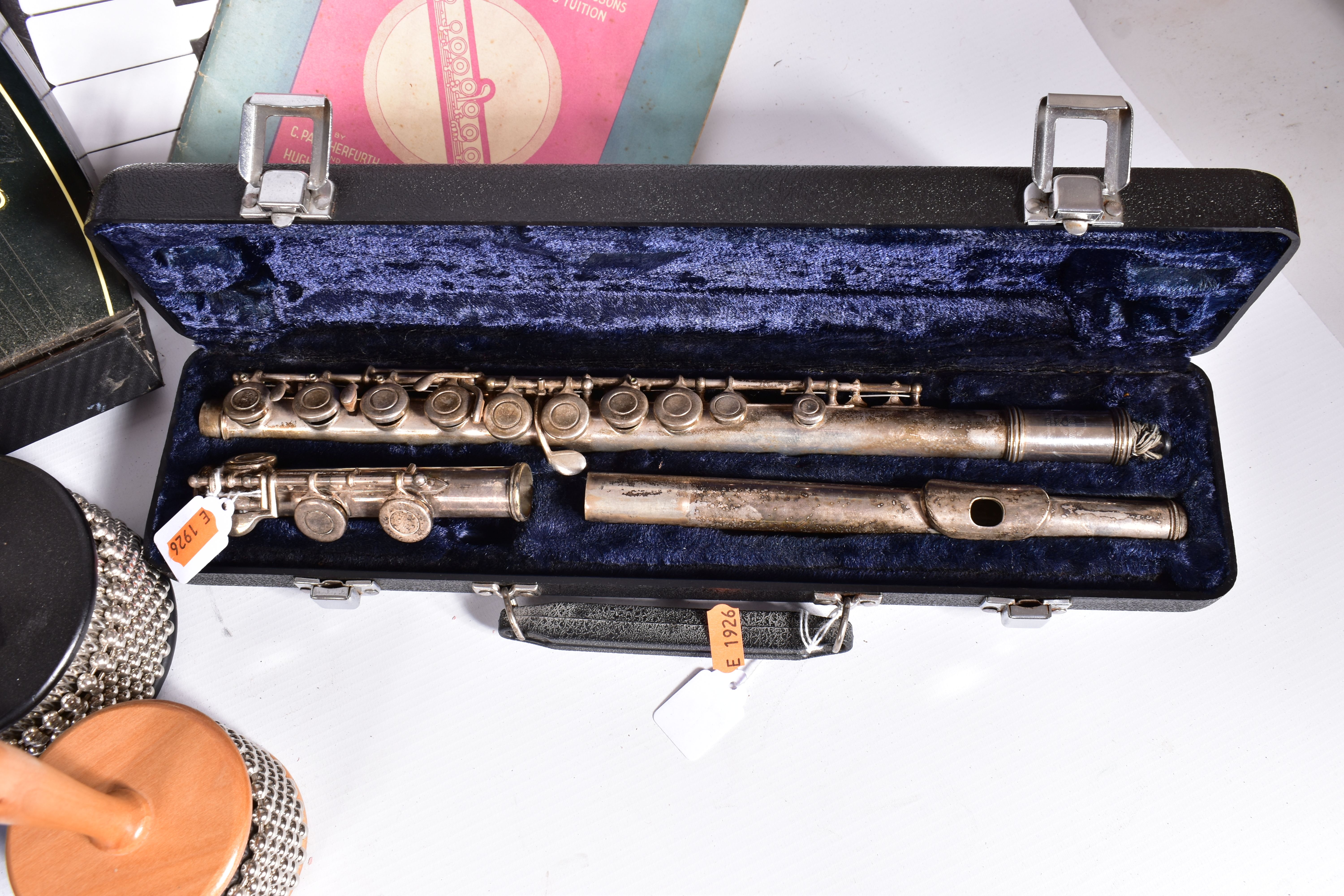 A TRAY CONTAINING MUSICAL INSTRUMENTS comprising of an Earlham silvered flute in case, a Dolmetsch - Image 2 of 7