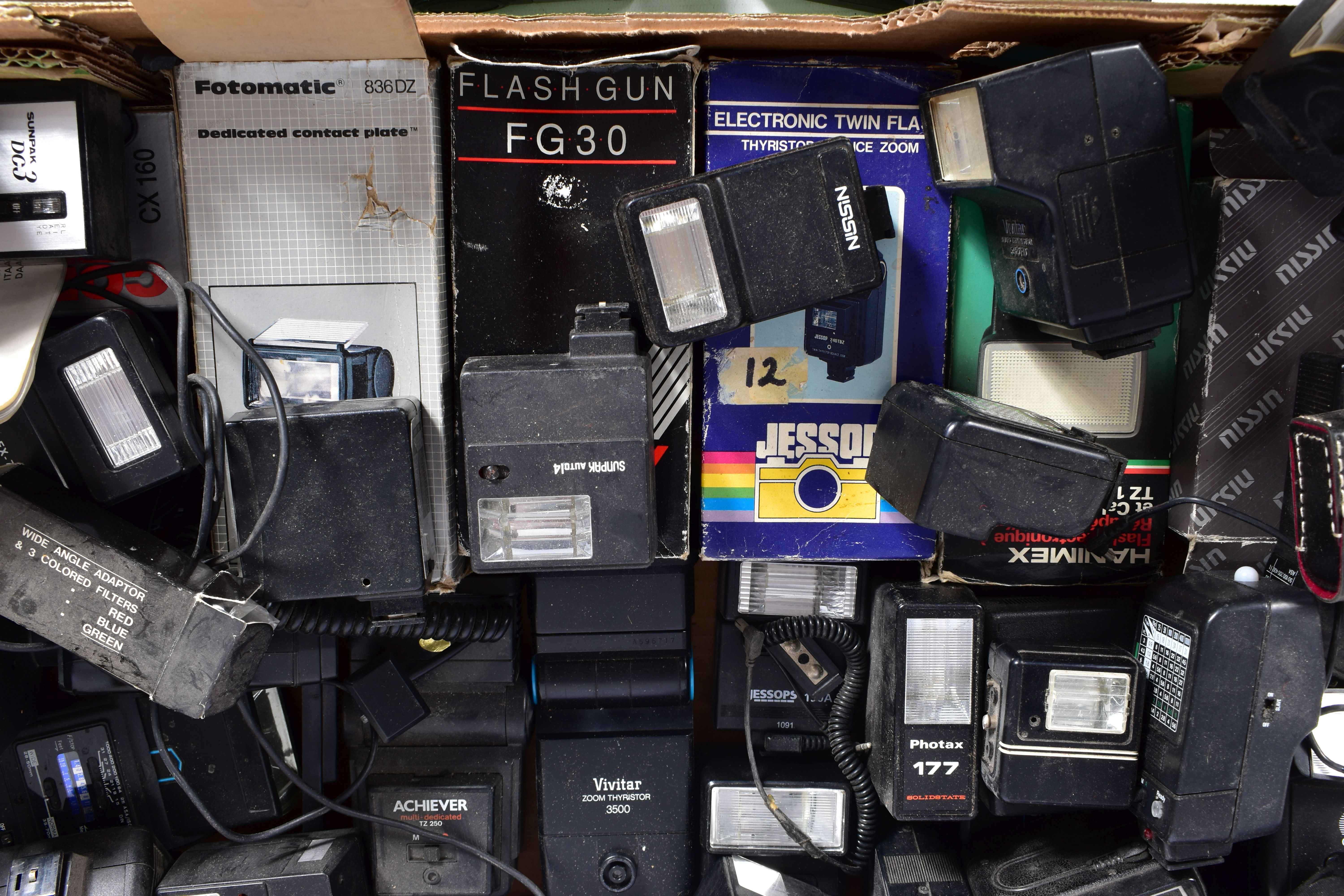 A TRAY CONTAINING A QUANTITY OF FLASHES including Cobra, Nissin, Phota, Starblitz,etc and two Metz - Image 6 of 6