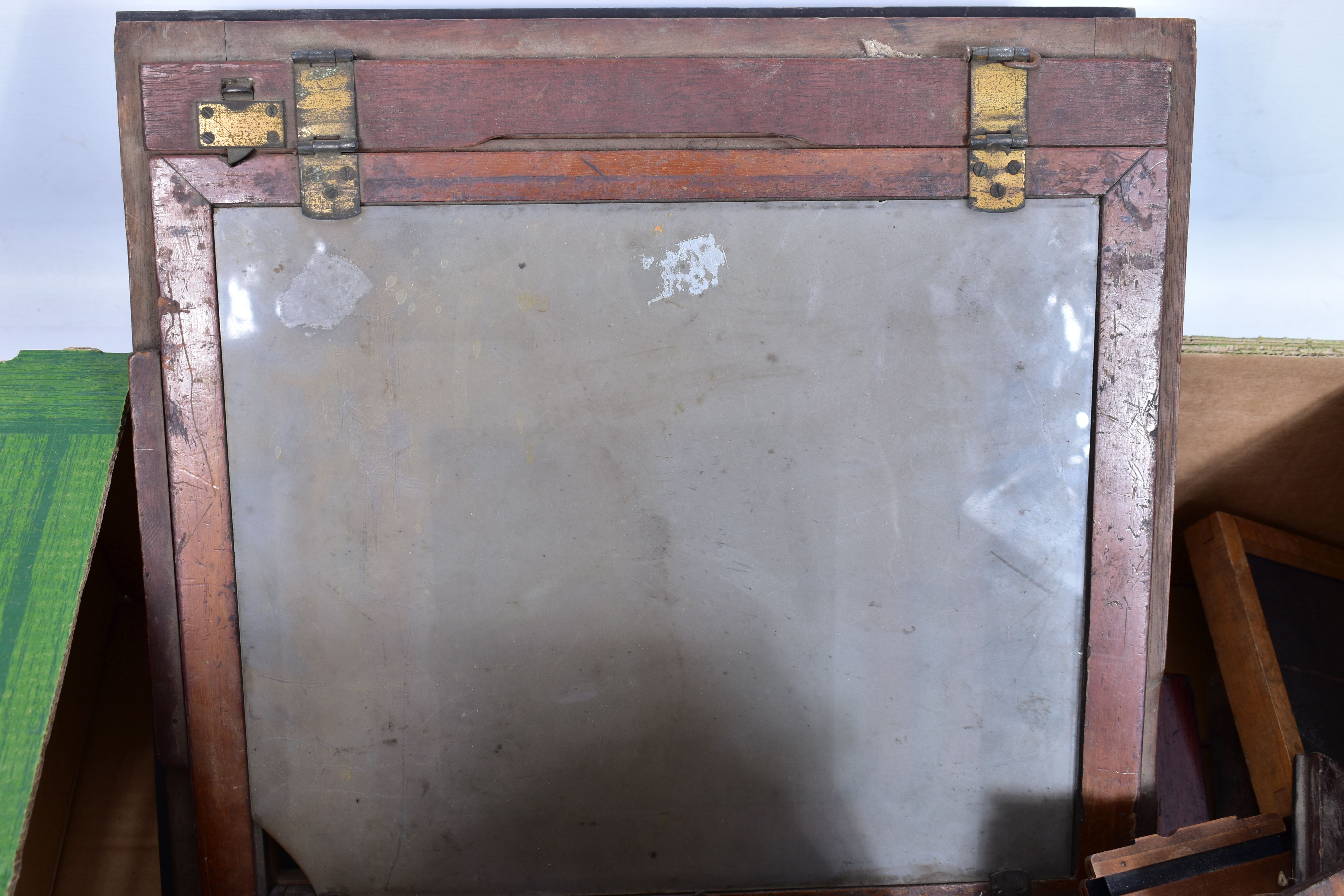 A TRAY CONTAINING MAHOGANY FIELD CAMERA PARTS including a 12x10in plate window, an 8x6in plate - Image 5 of 5