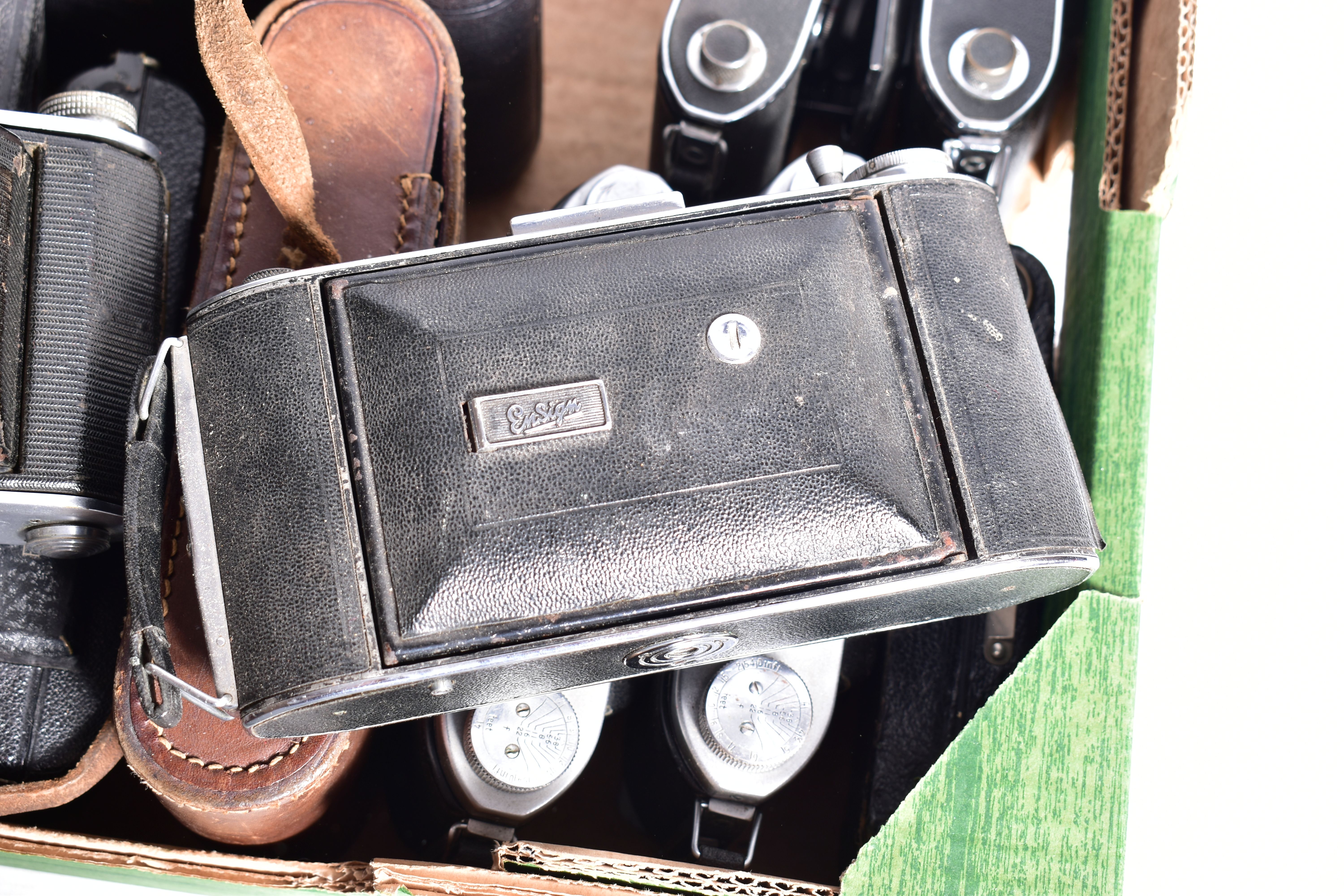 A TRAY CONTAINING ROSS ENSIGN FOLDING CAMERAS including three Carbines, nine Selfix of various - Bild 3 aus 9