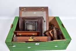 A TRAY CONTAINING MAHOGANY FIELD CAMERA PARTS including a 12x10in plate window, an 8x6in plate