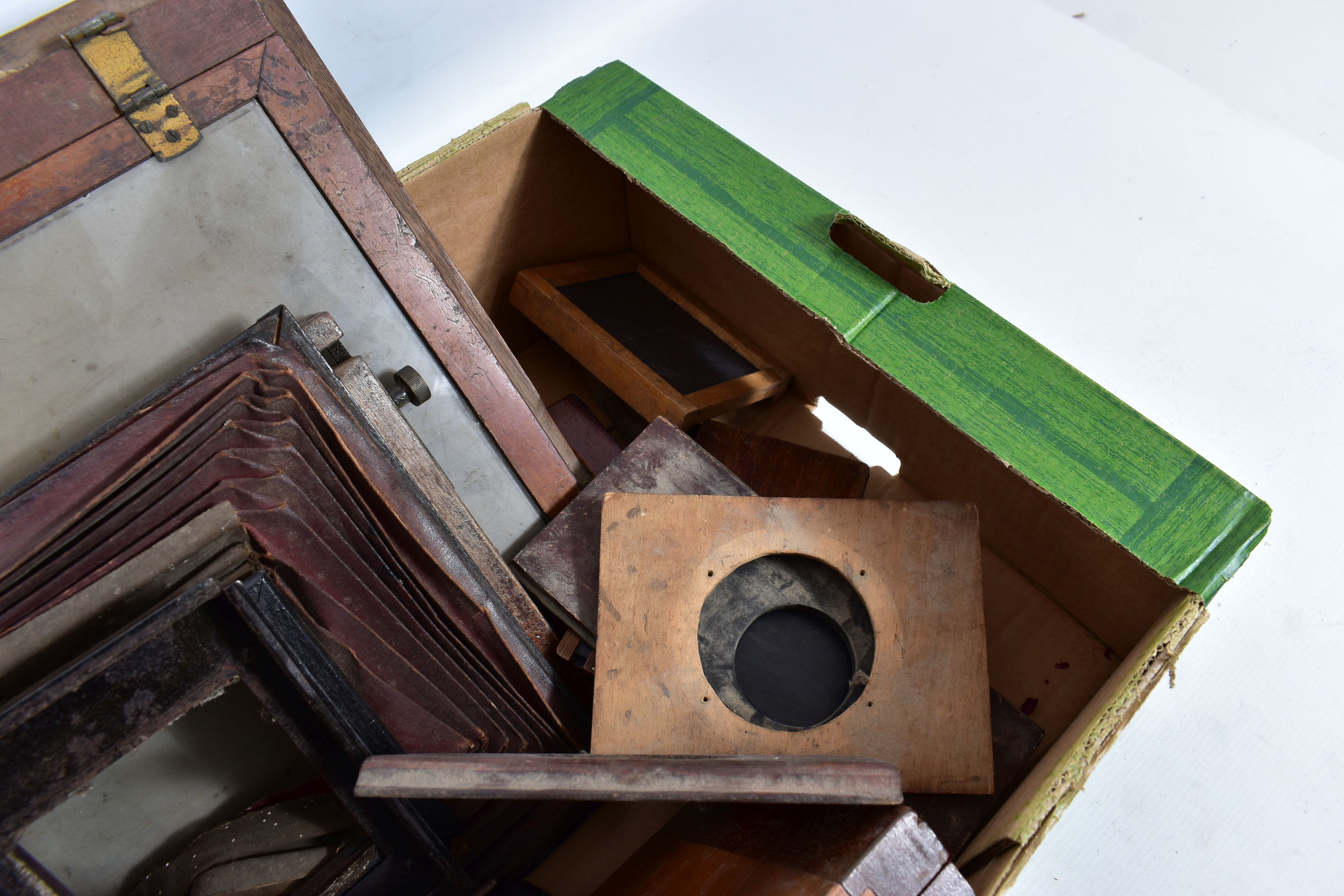 A TRAY CONTAINING MAHOGANY FIELD CAMERA PARTS including a 12x10in plate window, an 8x6in plate - Image 2 of 5