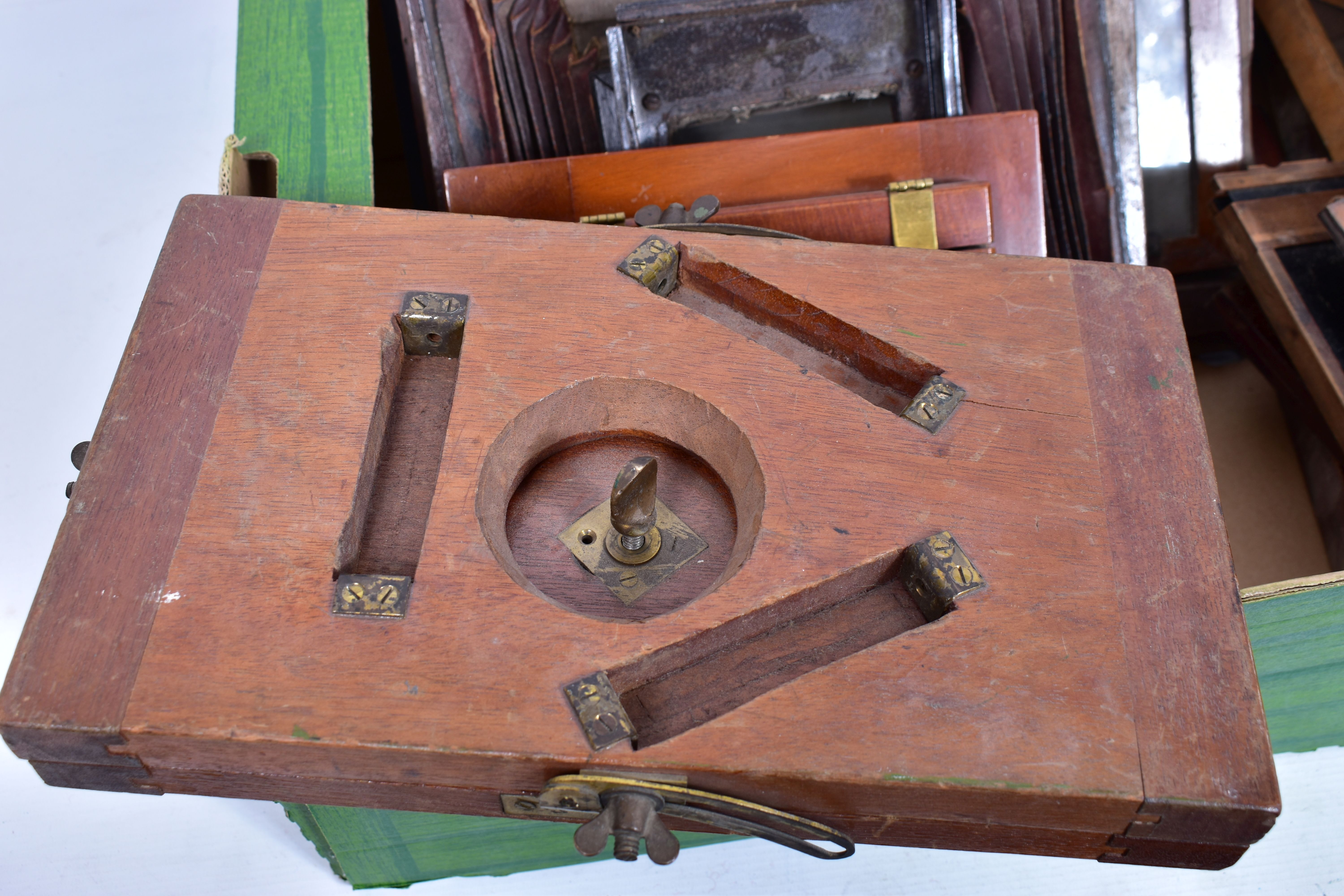 A TRAY CONTAINING MAHOGANY FIELD CAMERA PARTS including a 12x10in plate window, an 8x6in plate - Image 4 of 5