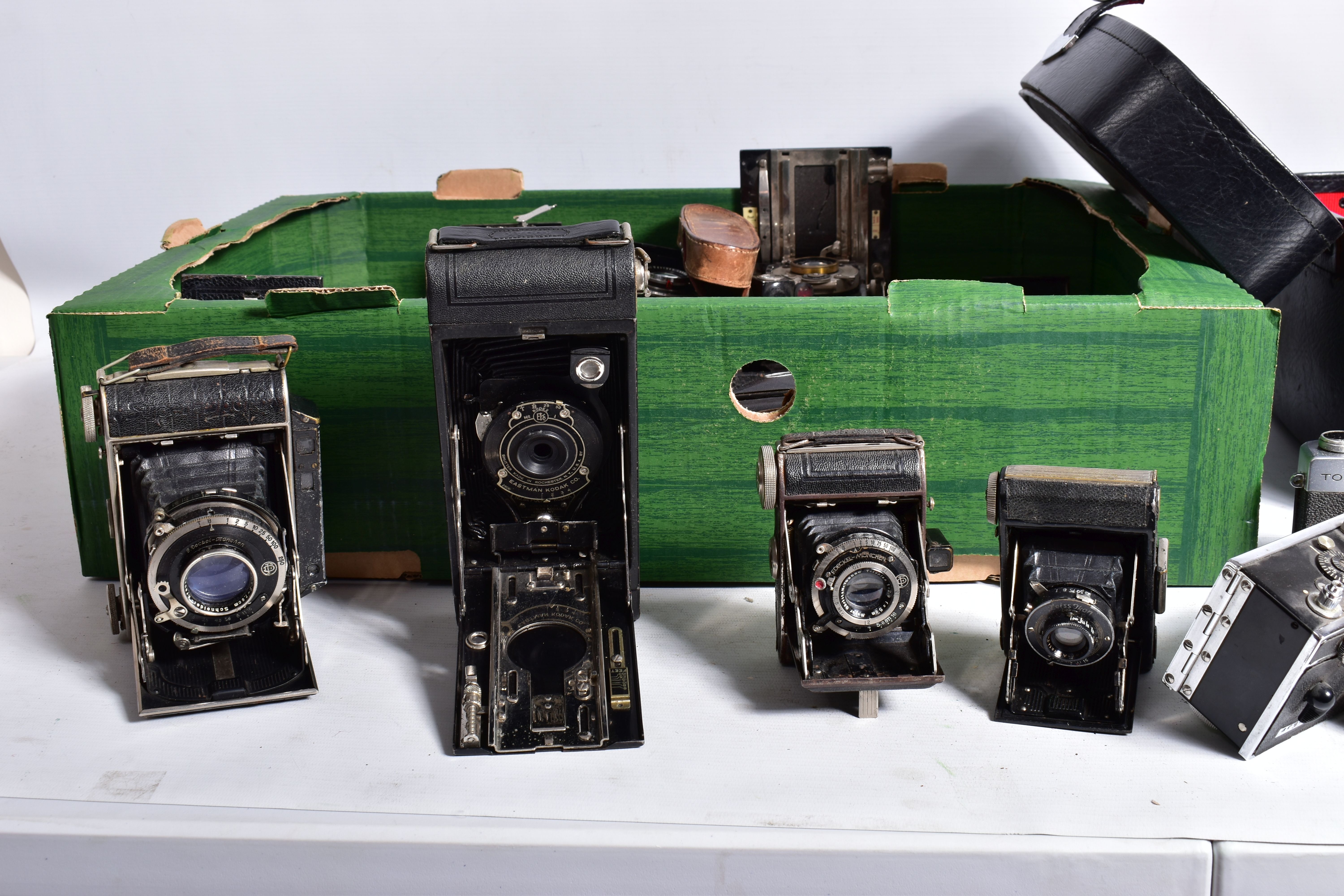 A TRAY CONTAINING TWELVE FOLDING CAMERAS including two Carbines, four with Deckel Shutter release, - Image 2 of 6