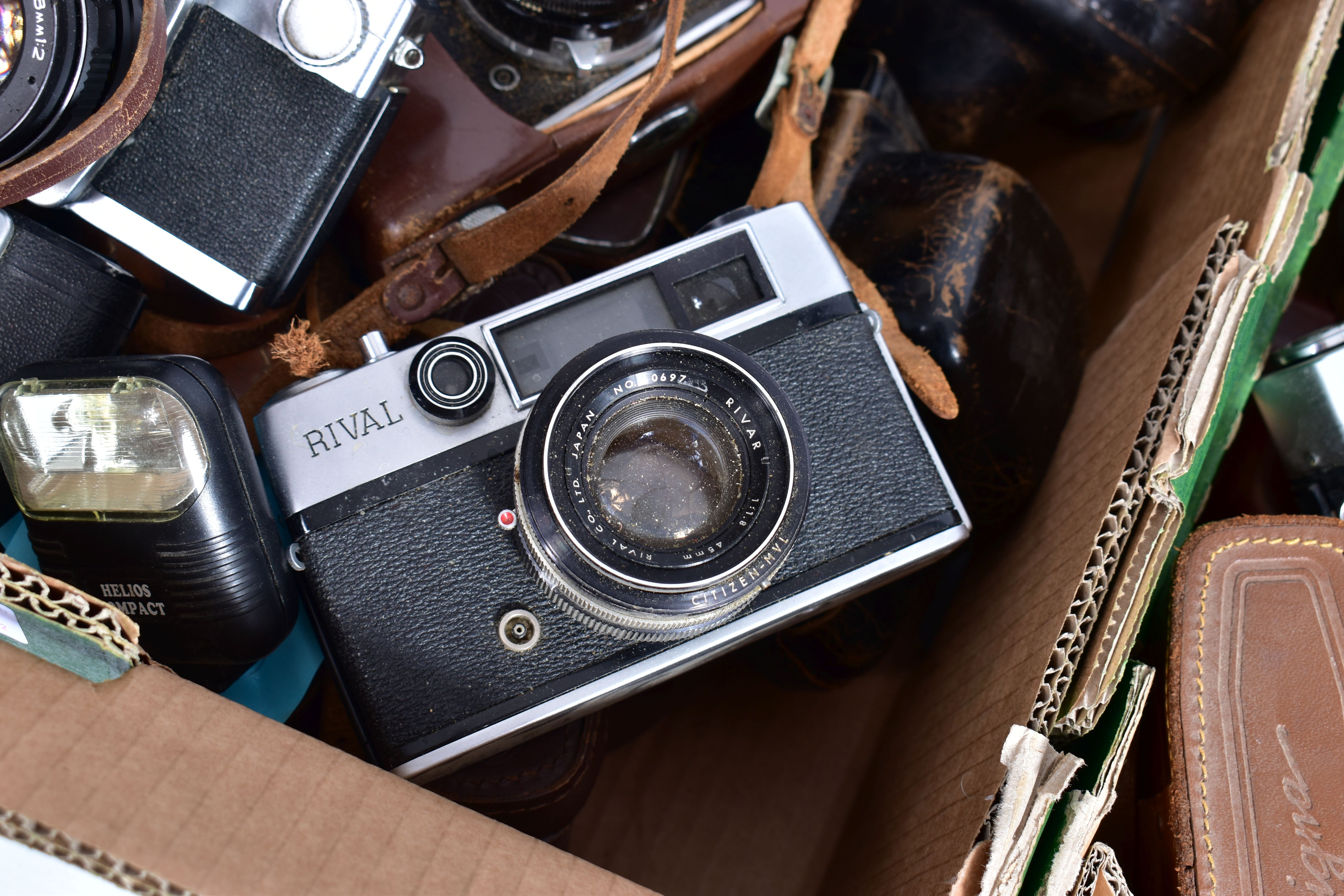 TWO TRAYS CONTAINING THIRTY SIX CAMERAS by makers such as Zeiss Ikon, Dacona, Walz, King, Wirgin, - Image 2 of 7