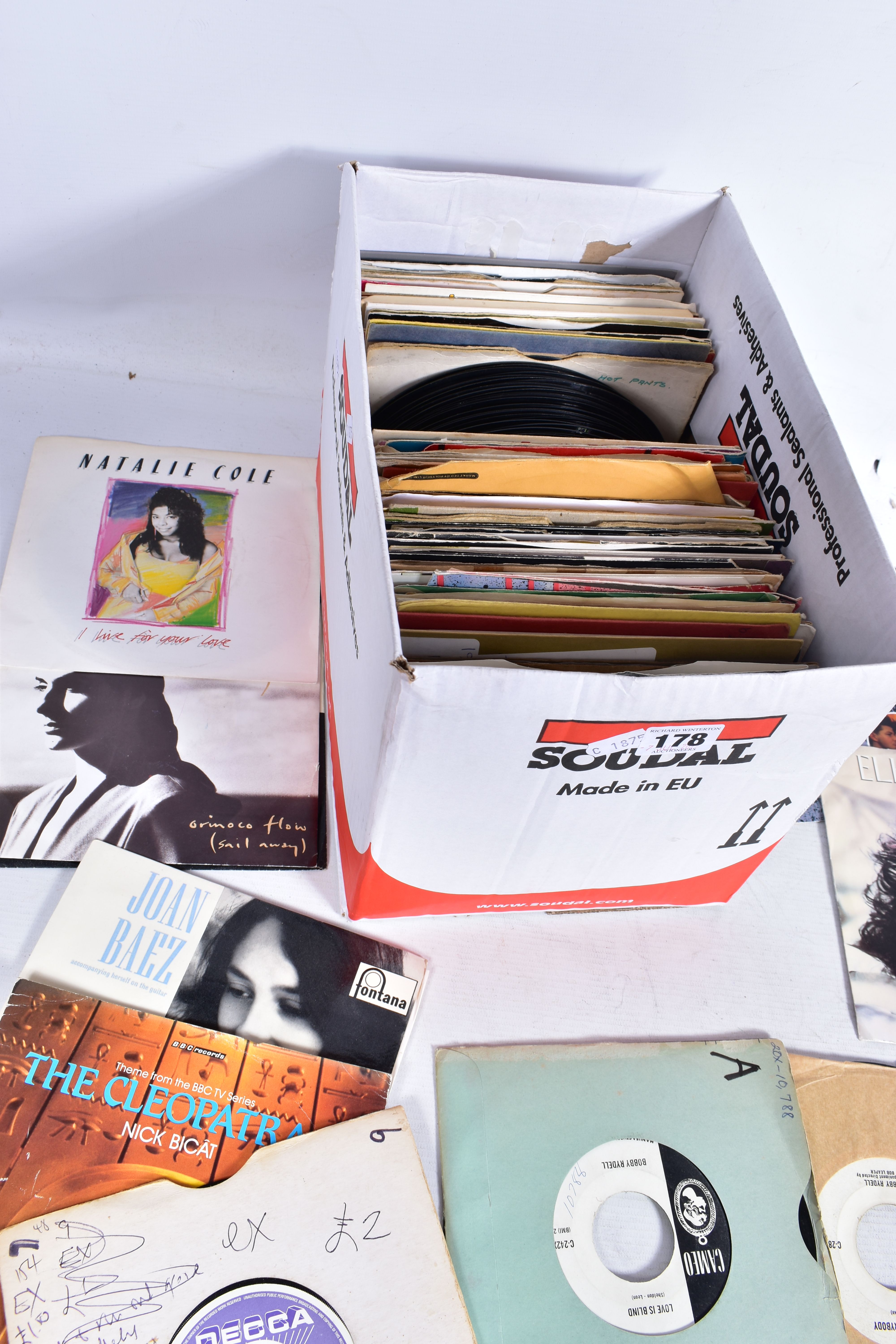 A TRAY CONTAINING APPROX ONE HUNDRED AND TEN SLEEVED 7in SINGLES and 20+ unsleeved by artists such - Image 3 of 3