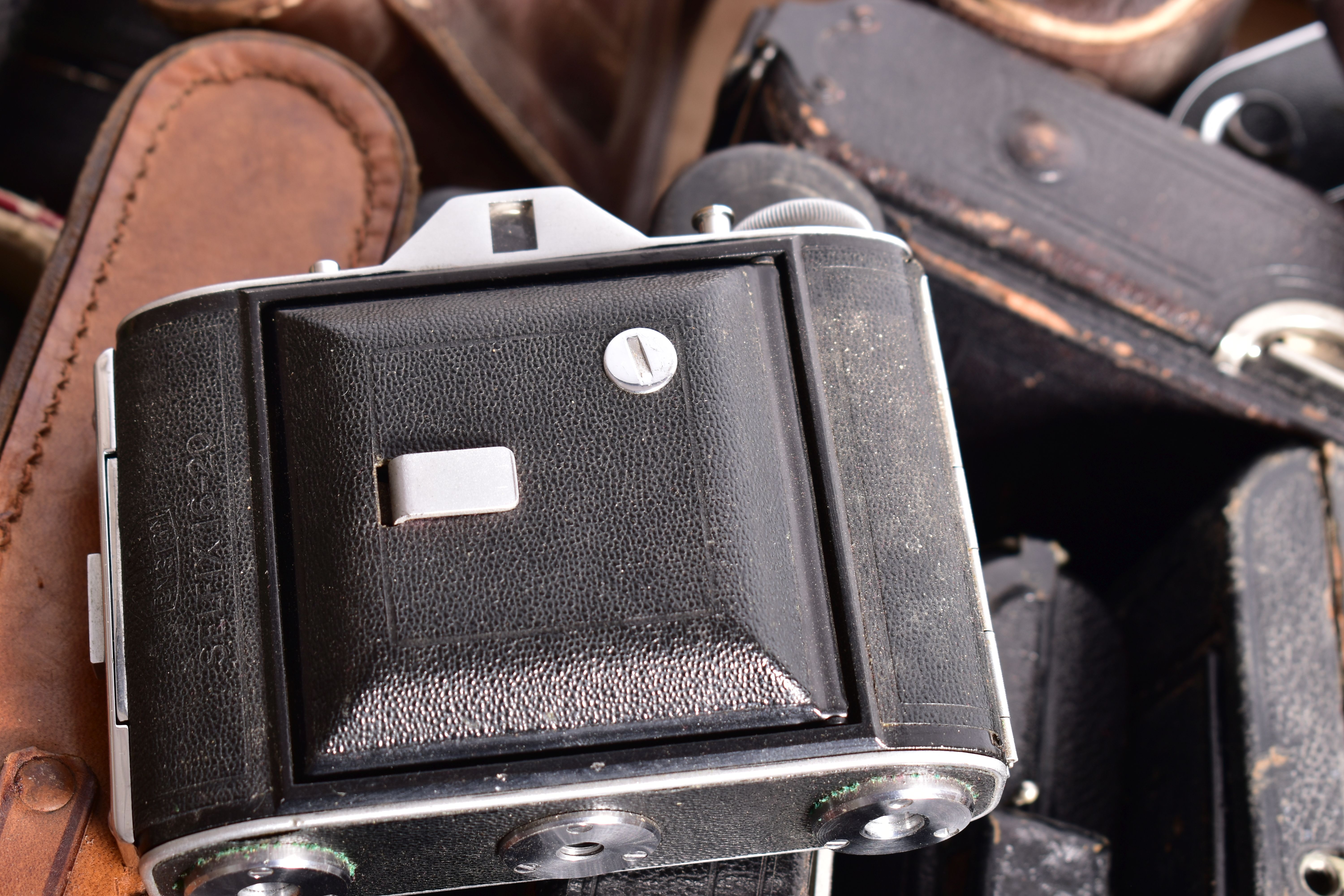 A TRAY CONTAINING ROSS ENSIGN FOLDING CAMERAS including three Carbines, nine Selfix of various - Bild 9 aus 9