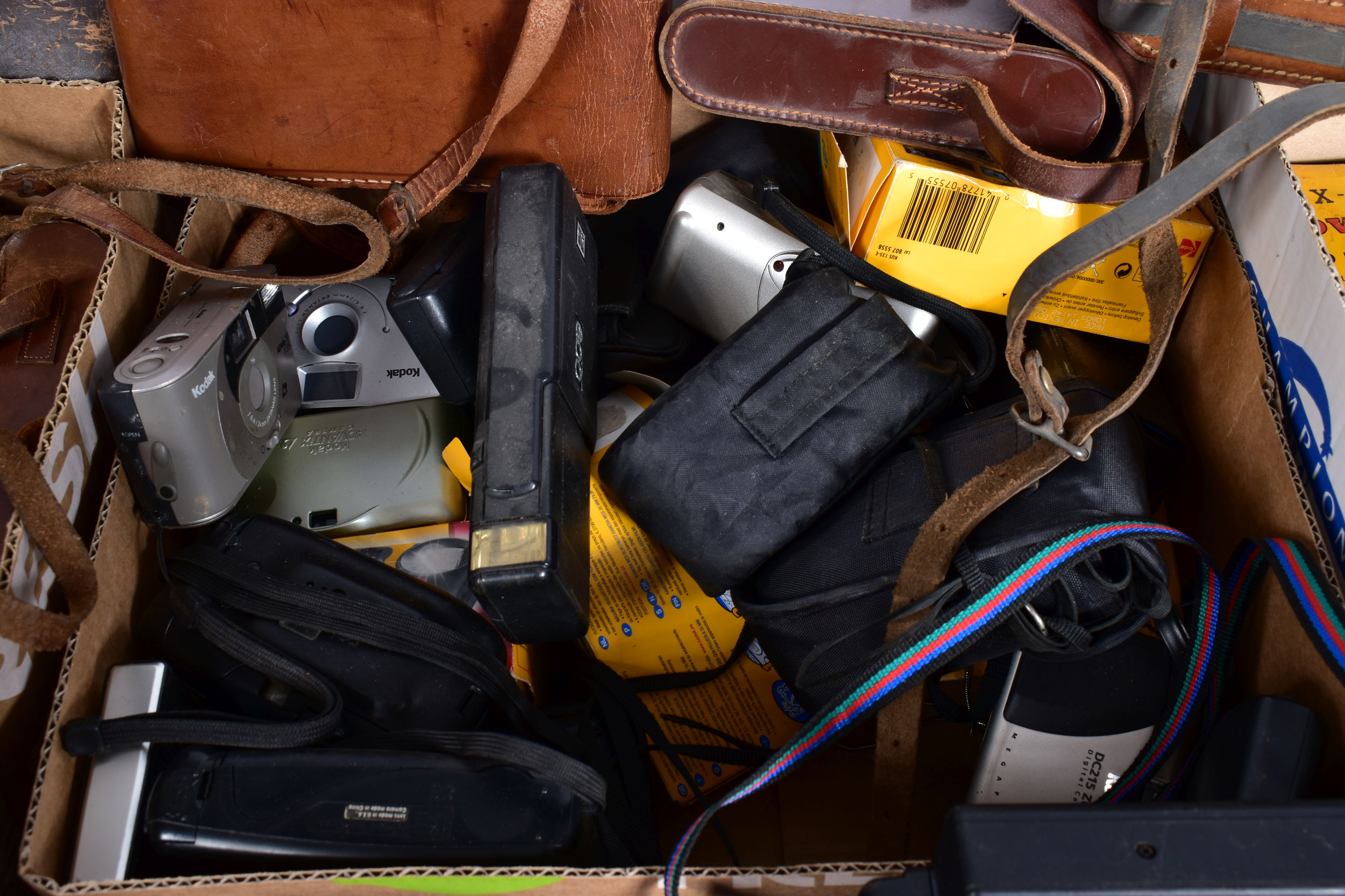 THREE TRAYS CONTAINING KODAK CAMERAS including twenty one folding of various models, twelve - Image 6 of 6