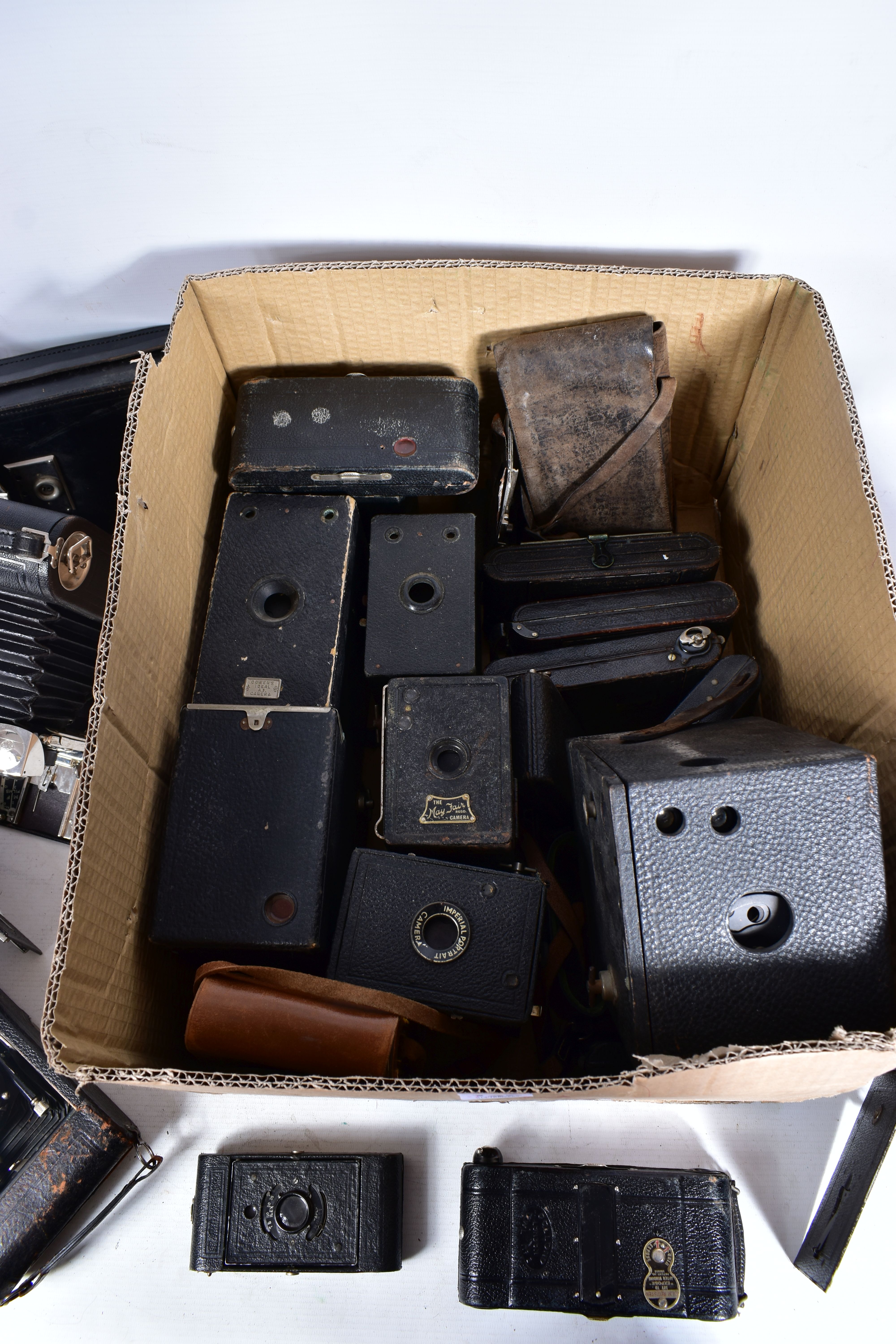 A TRAY CONTAINING TWENTY BOX AND FOLDING CAMERAS by makers such as Glunz, Ansco, Carbine, Mayfair, - Bild 6 aus 7