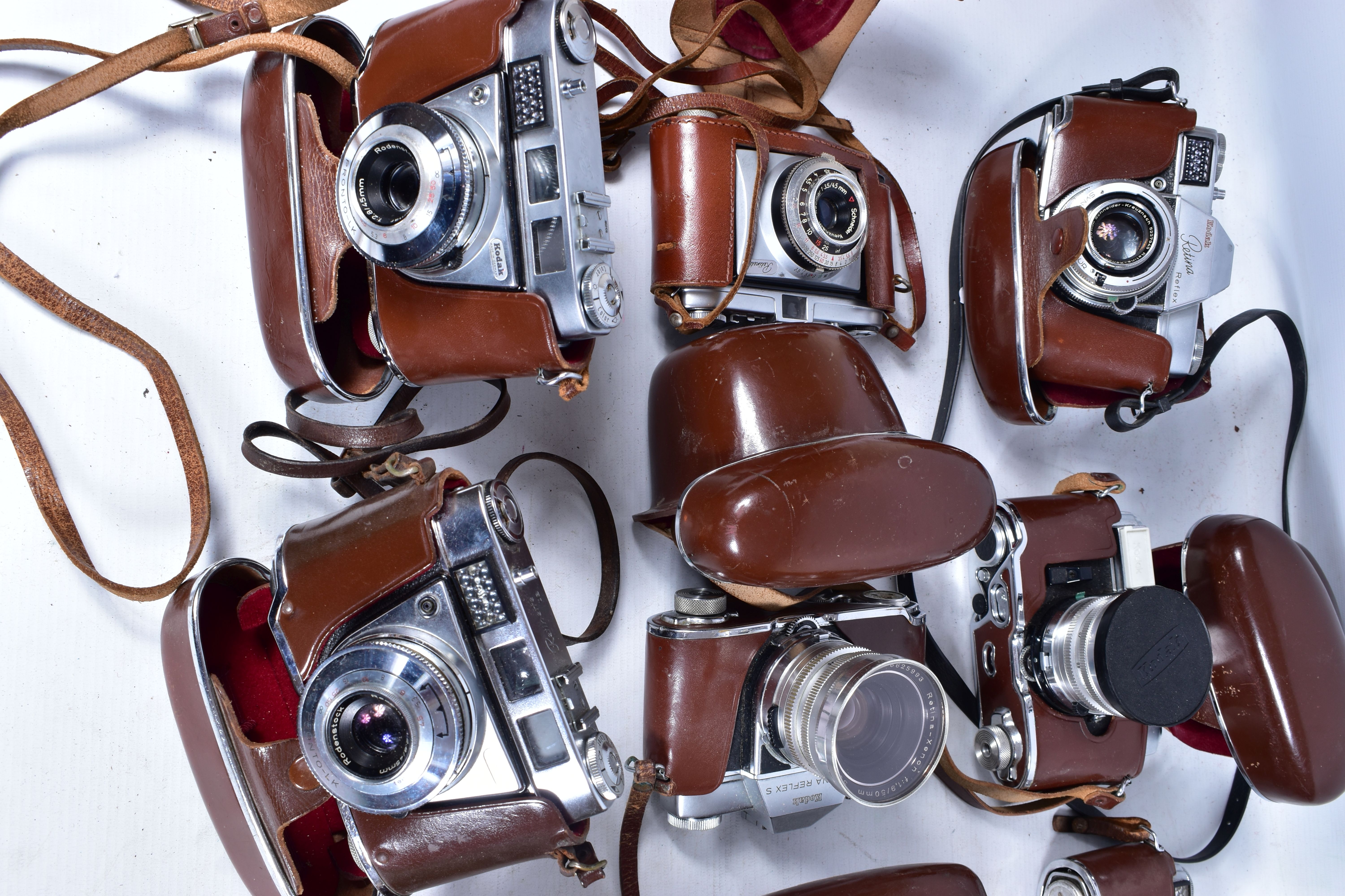 A TRAY CONTAINING KODAK CAMERAS including nine Retinette 1b, two lla, a la, two Retinette, two - Image 4 of 5