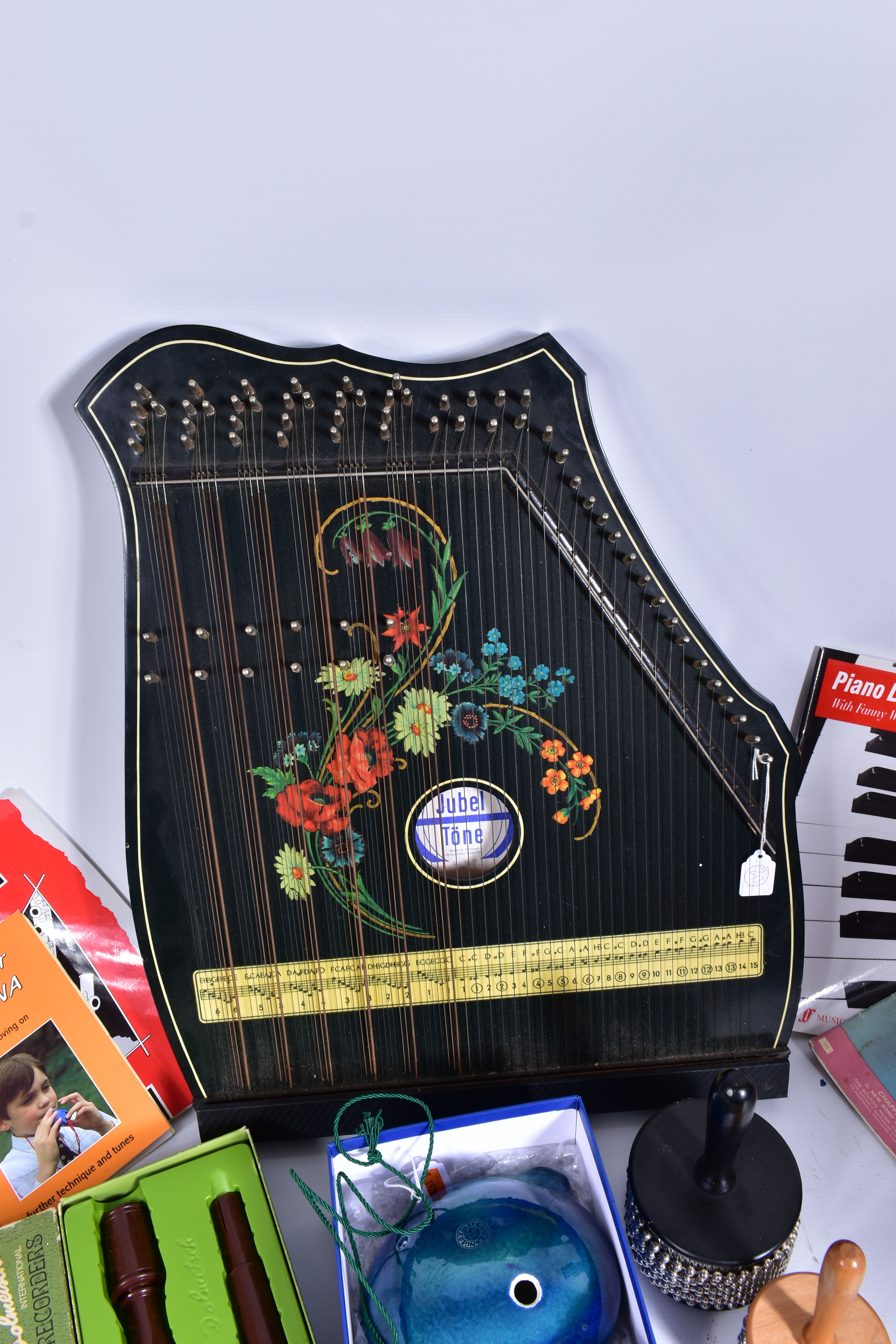 A TRAY CONTAINING MUSICAL INSTRUMENTS comprising of an Earlham silvered flute in case, a Dolmetsch - Image 4 of 7