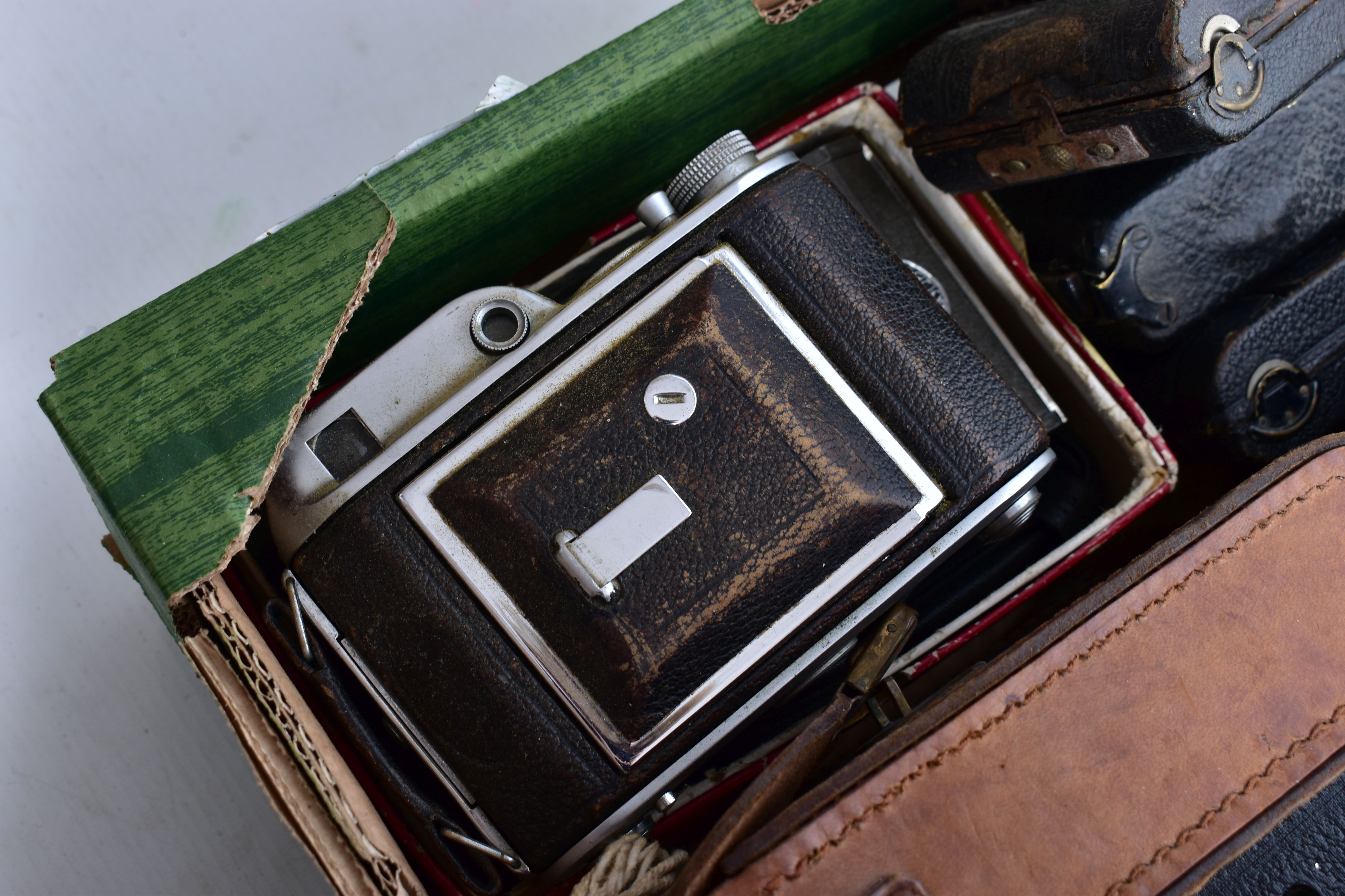 A TRAY CONTAINING ROSS ENSIGN FOLDING CAMERAS including three Carbines, nine Selfix of various - Bild 2 aus 9