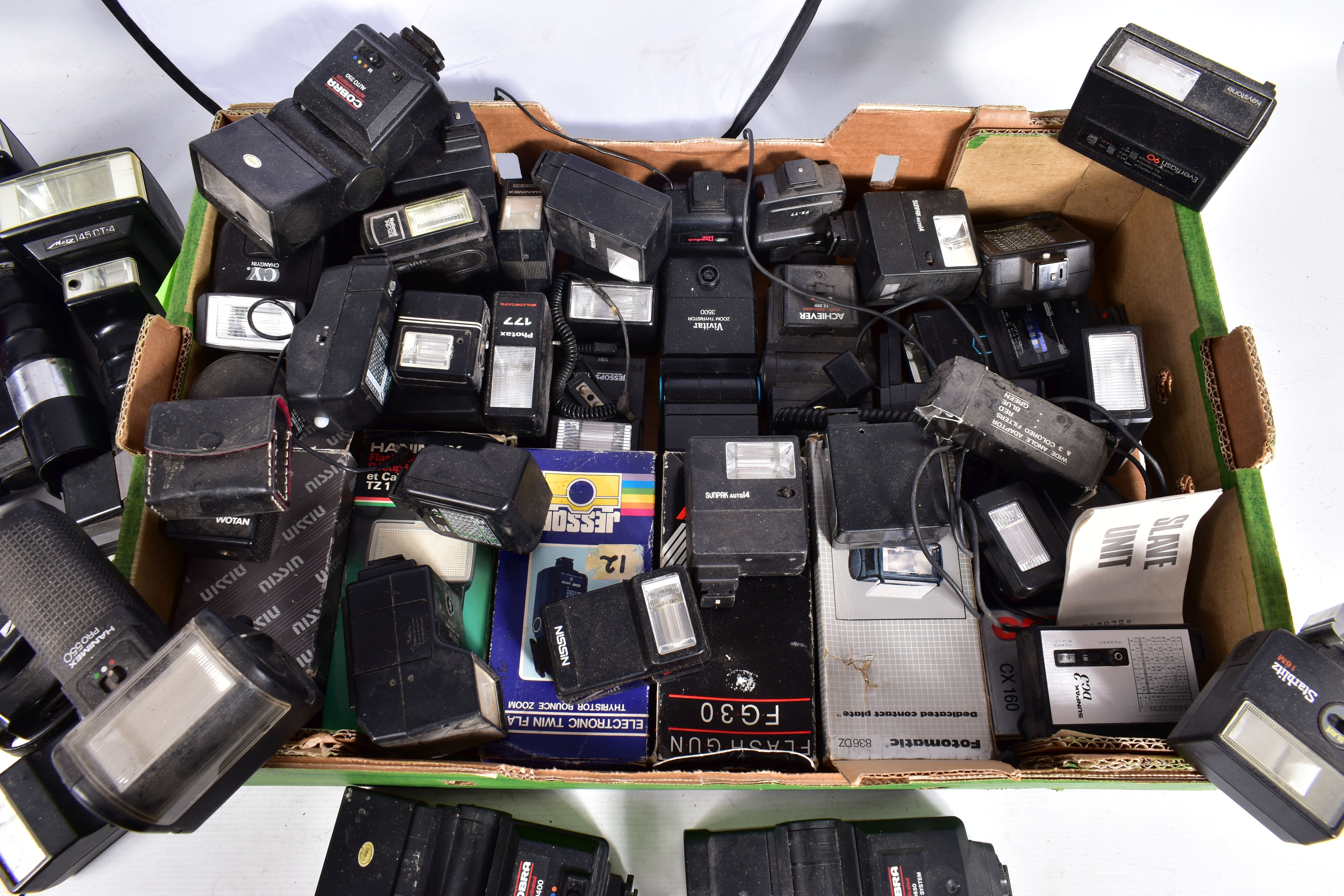 A TRAY CONTAINING A QUANTITY OF FLASHES including Cobra, Nissin, Phota, Starblitz,etc and two Metz - Image 3 of 6