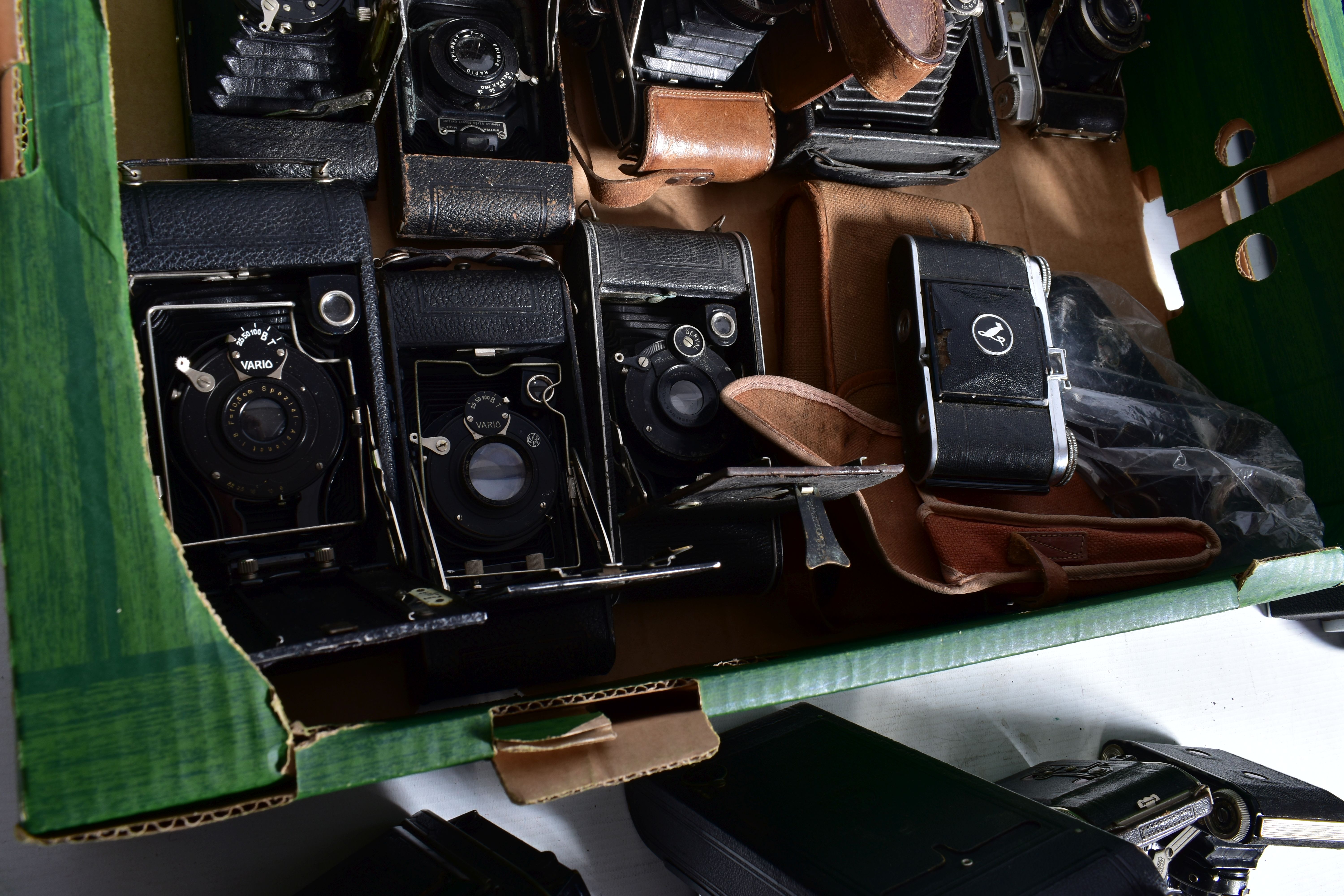 A TRAY CONTAINING TWELVE FOLDING CAMERAS including two Carbines, four with Deckel Shutter release, - Image 5 of 6