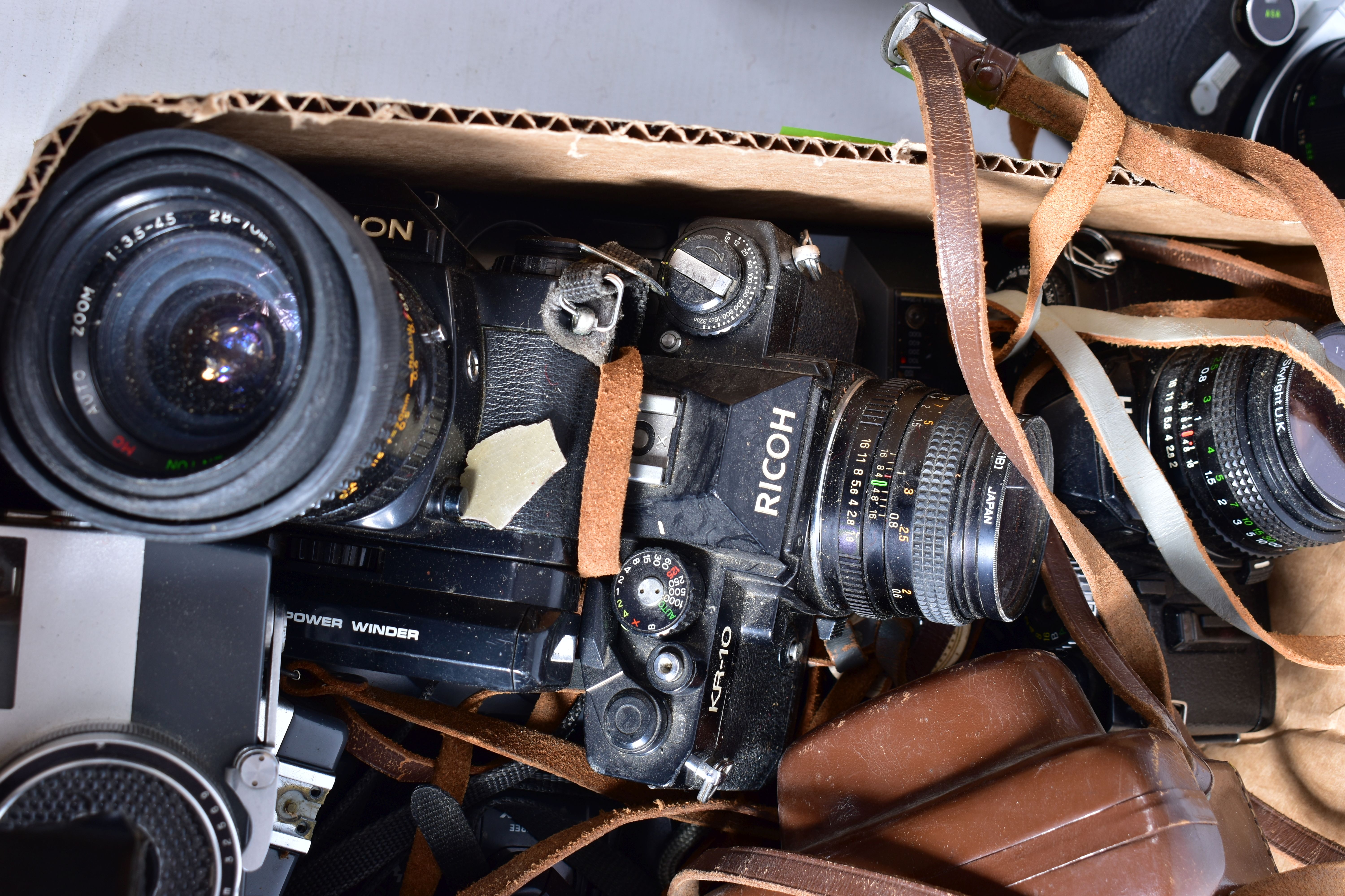 A TRAY CONTAINING TWENTY FOUR CAMERAS BY CHINON AND RICOH including a Genesis 3, a CA4, a CP5, a - Image 7 of 7