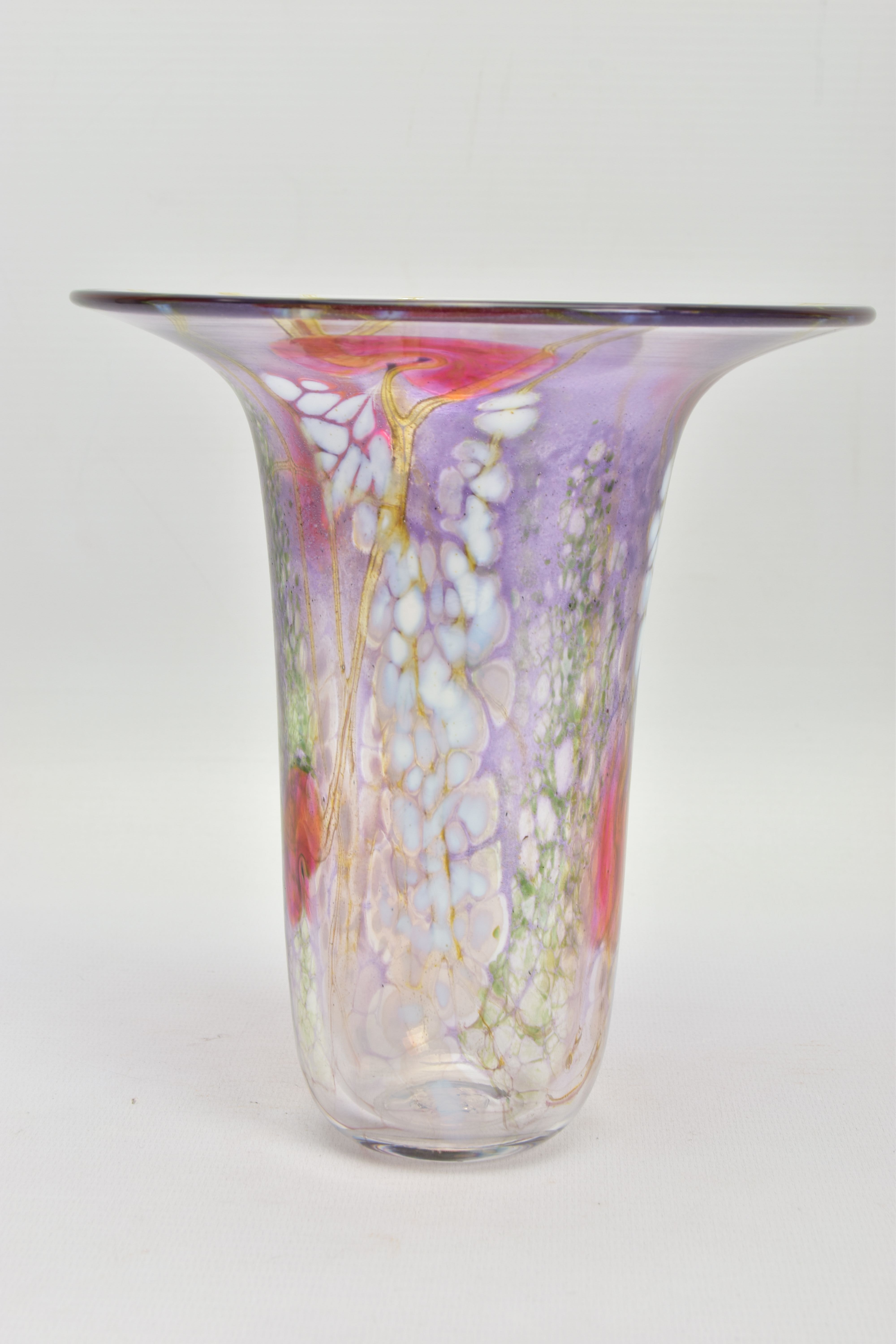 SIDDY LANGLEY (BRITISH CONTEMPORARY) A STUDIO GLASS VASE HAVING MOTTLED WHITE, GREEN AND RED - Image 3 of 8