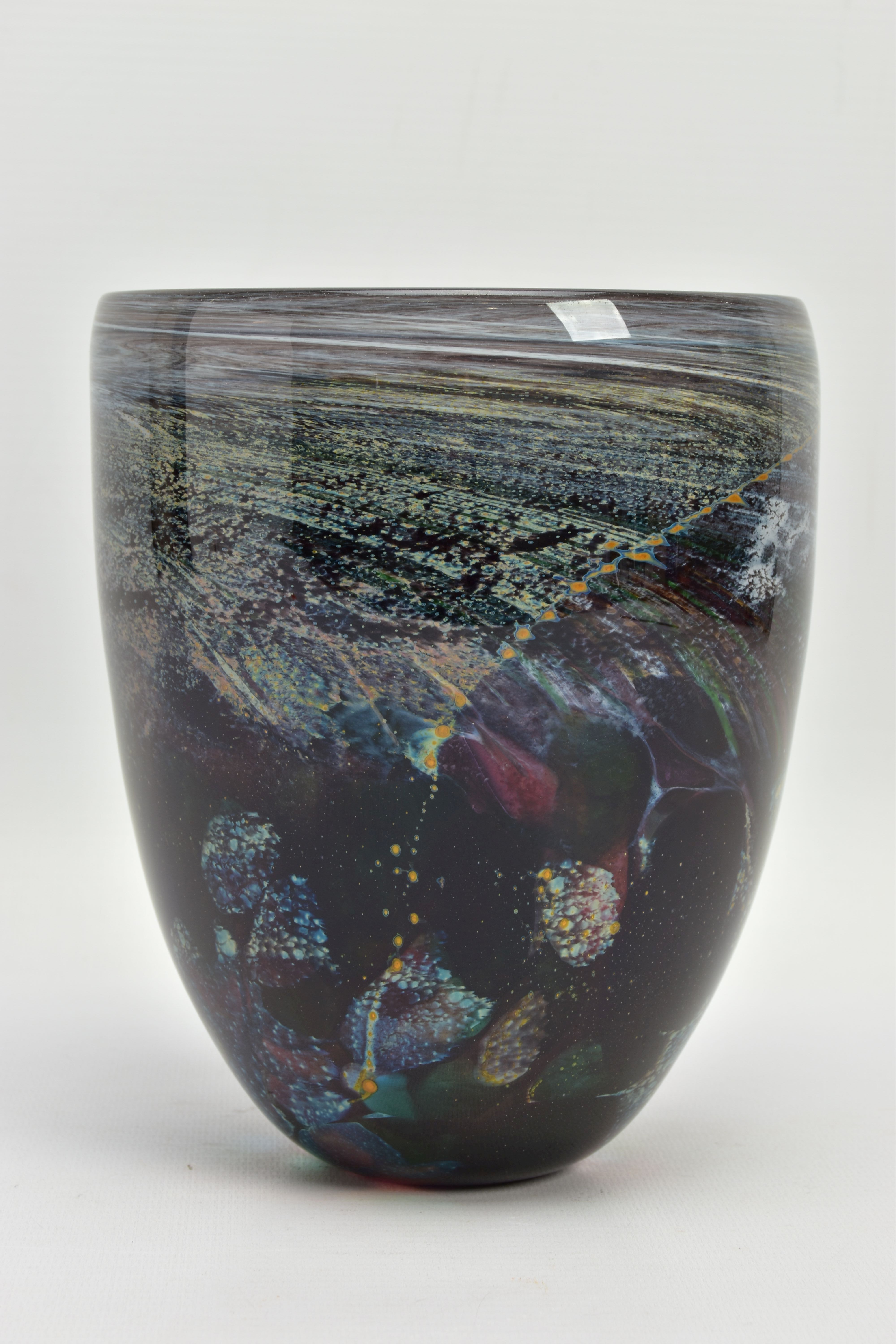 ANTHONY STERN (1944-2022) A STUDIO GLASS VASE HAVING AN ABSTRACT PATTERN, signed to the base, - Image 3 of 8