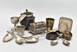 AN EARLY 20TH CENTURY SILVER TRINKET BOX AND OTHER ITEMS, a small footed embossed trinket box