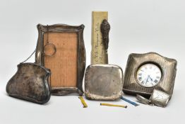 A SMALL PARCEL OF EARLY 20TH CENTURY SILVER ITEMS, comprising a late Victorian rectangular vesta